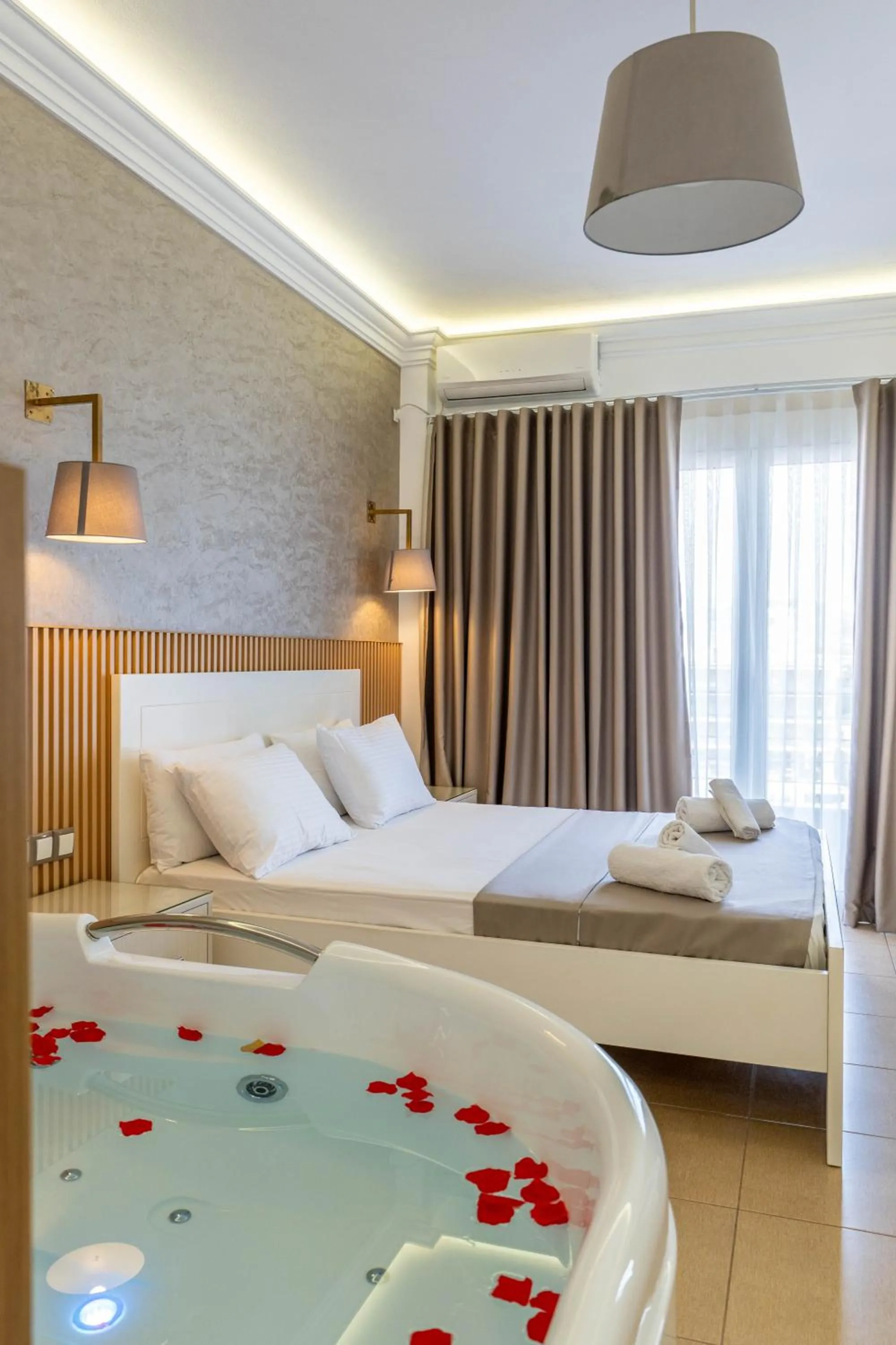 Hot Tub, Bed in Hotel Mira Mare