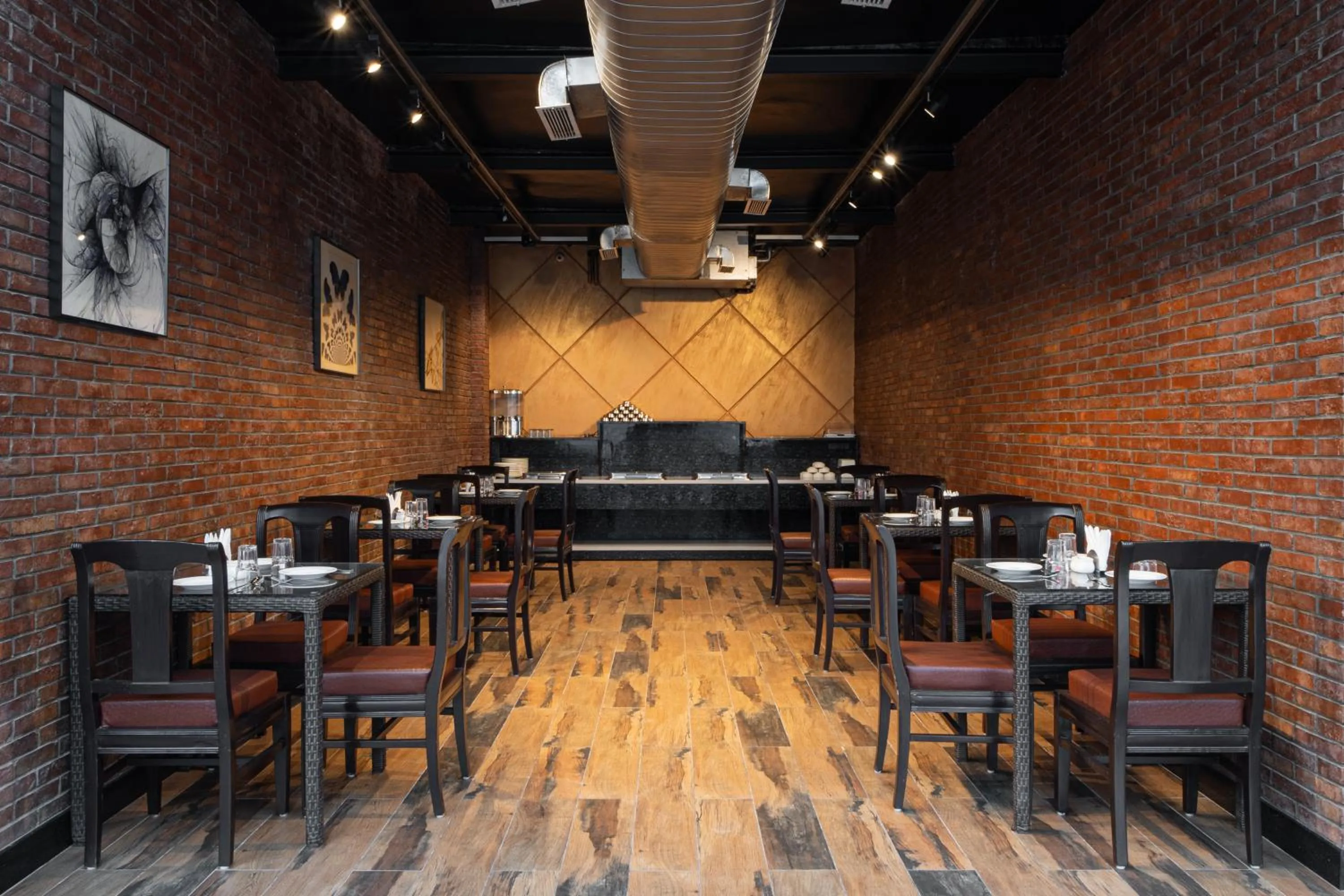 Restaurant/places to eat in The Suncourt Hotel Yatri