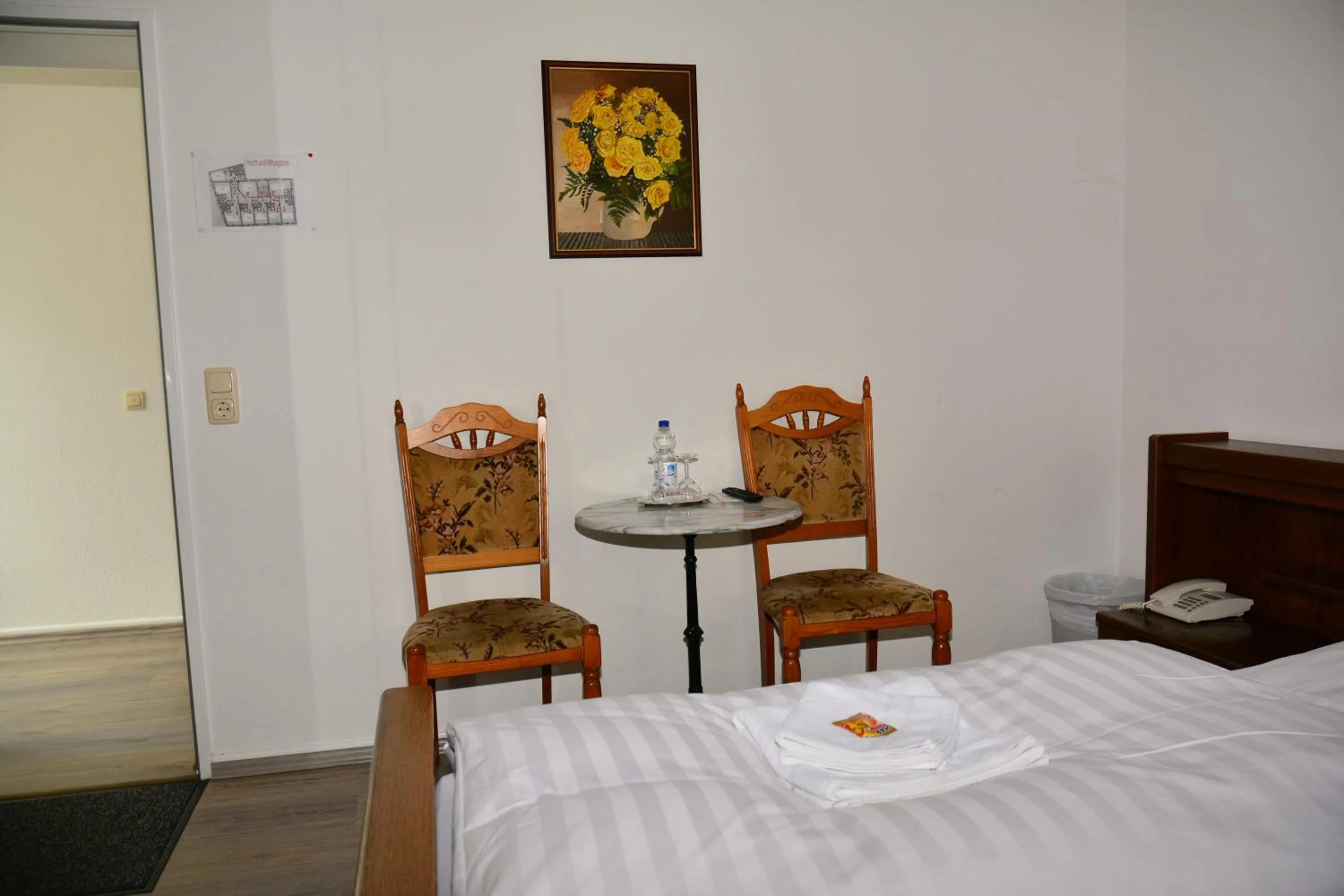 Photo of the whole room, Bed in Hotel Wilhelmshöhe