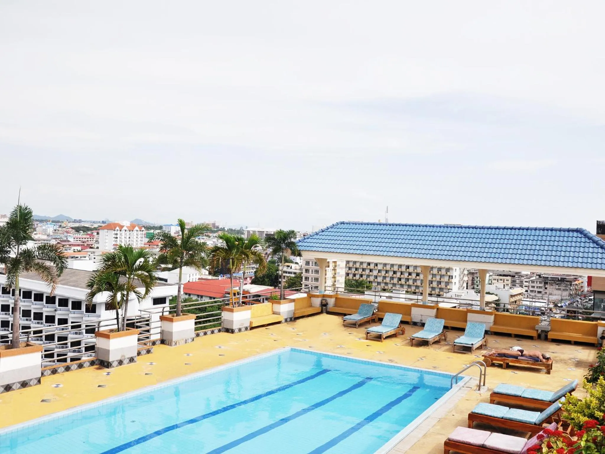 Swimming pool in Highfive Hotel Pattaya