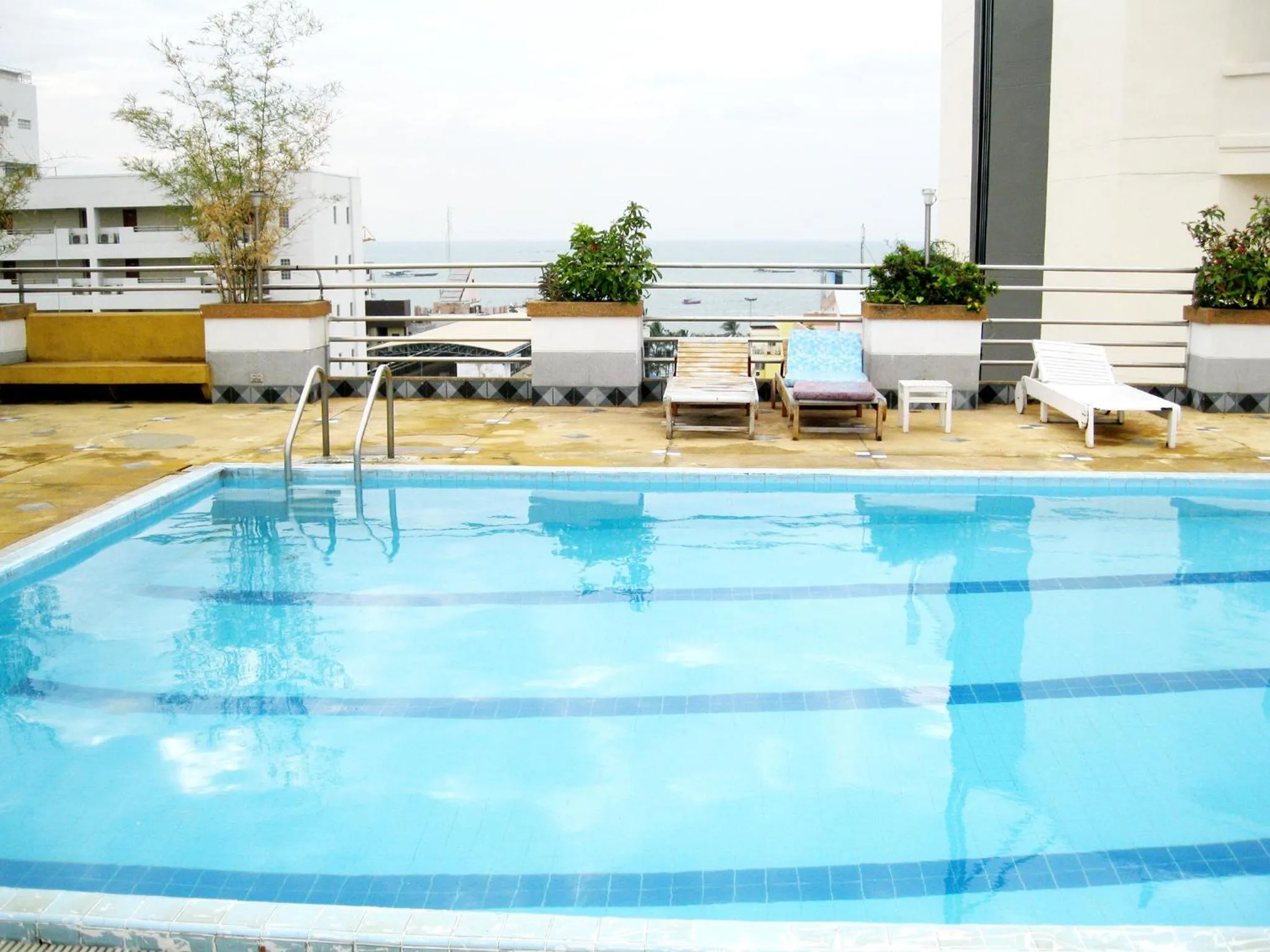 Swimming pool in Highfive Hotel Pattaya