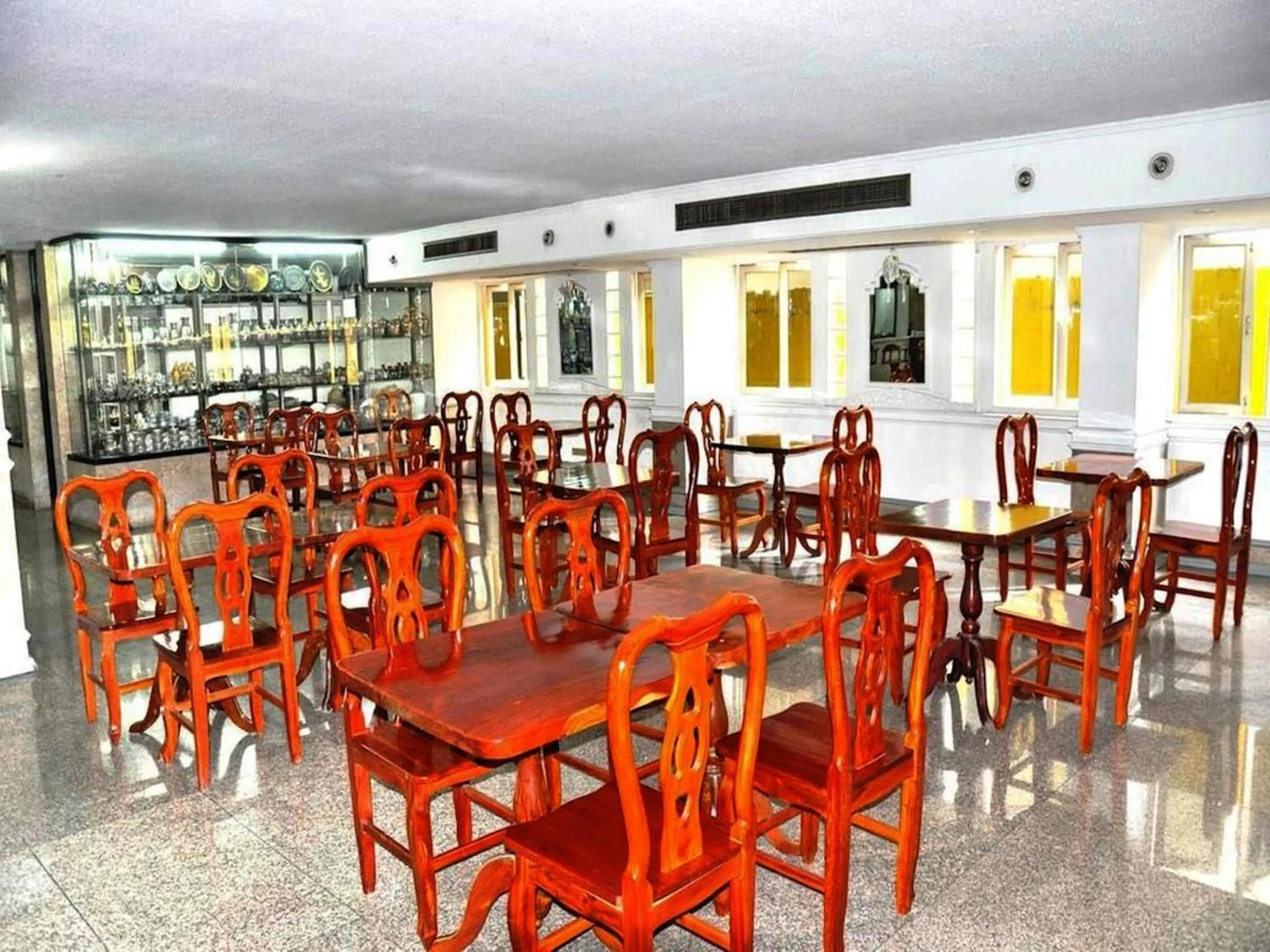 Restaurant/places to eat in Highfive Hotel Pattaya