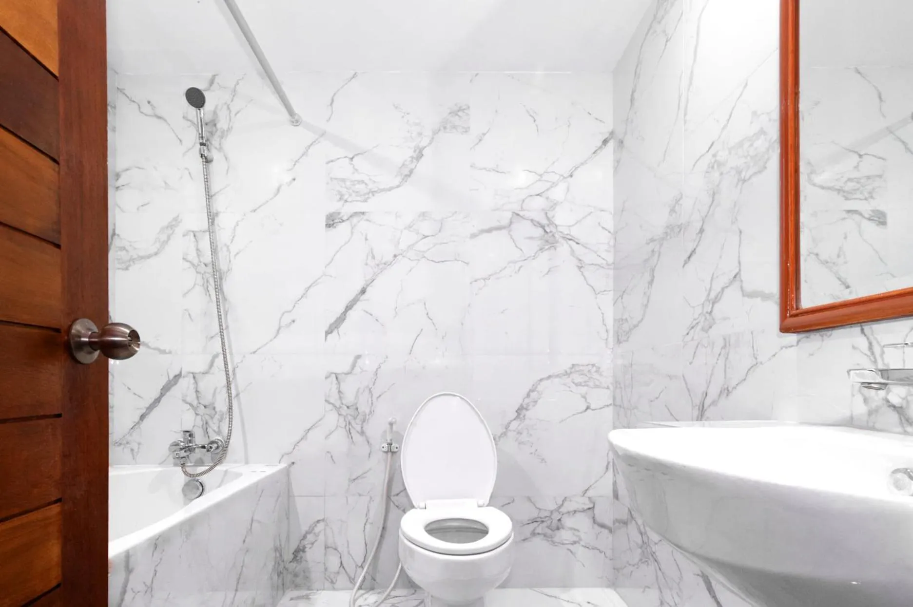 Shower in Highfive Hotel Pattaya