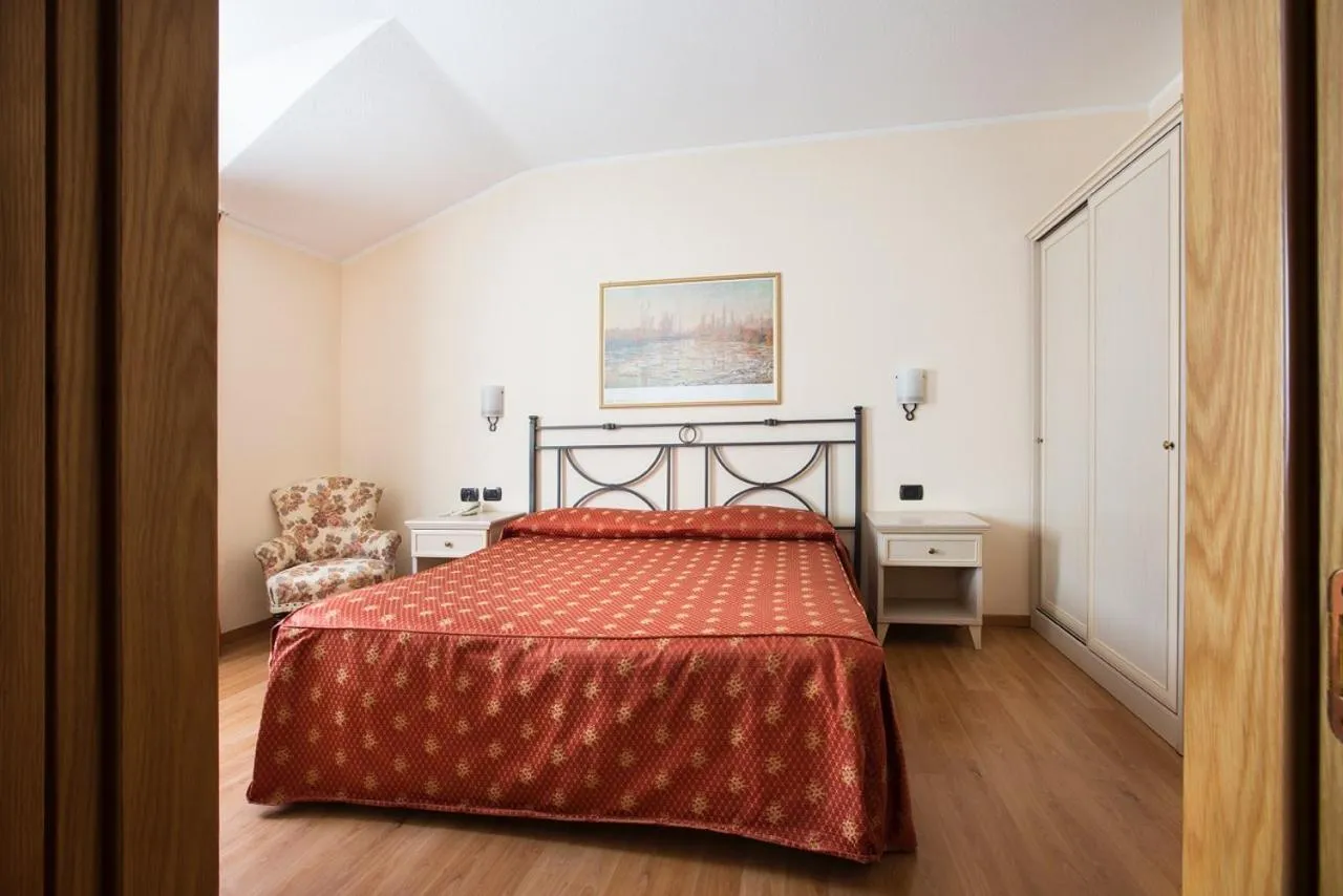 Photo of the whole room, Bed in Hotel Piuro