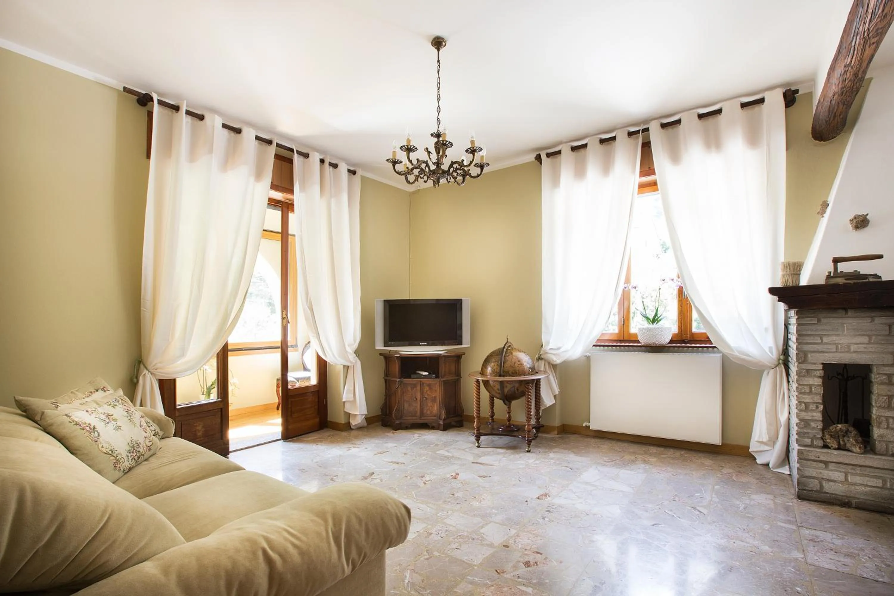 Communal lounge/ TV room in Hotel Piuro