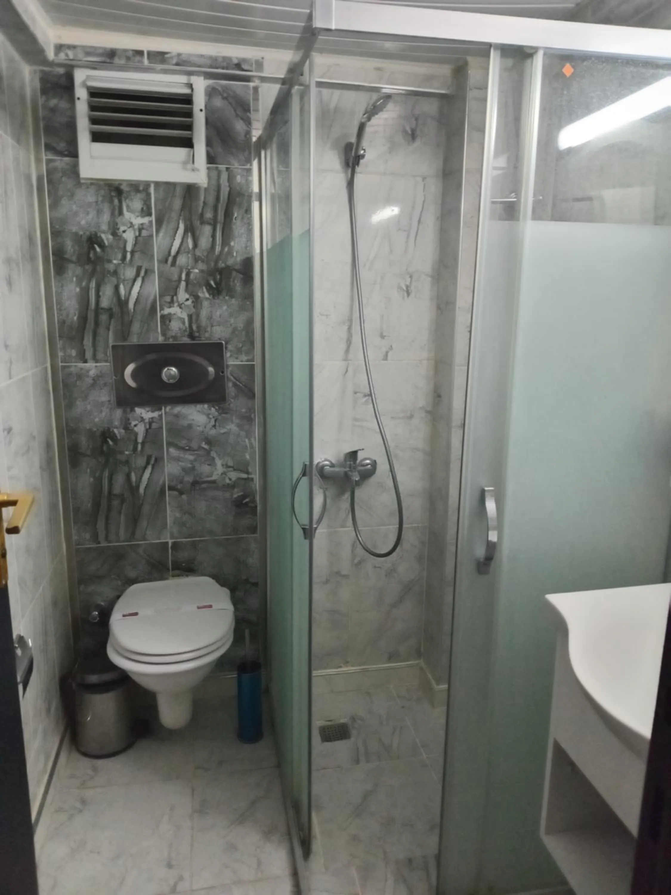 Shower in Yilmazel Hotel