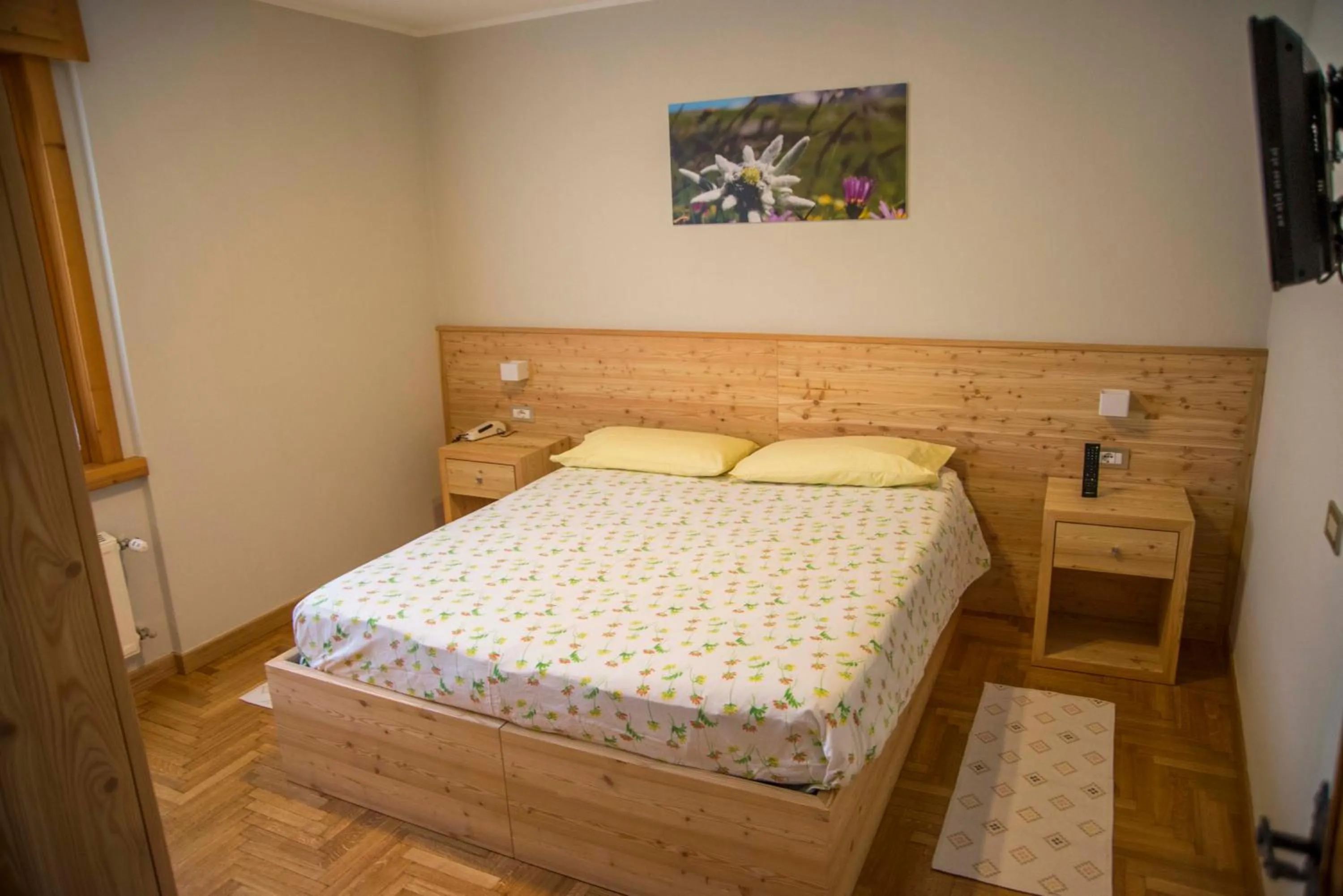 Photo of the whole room, Bed in Albergo K2