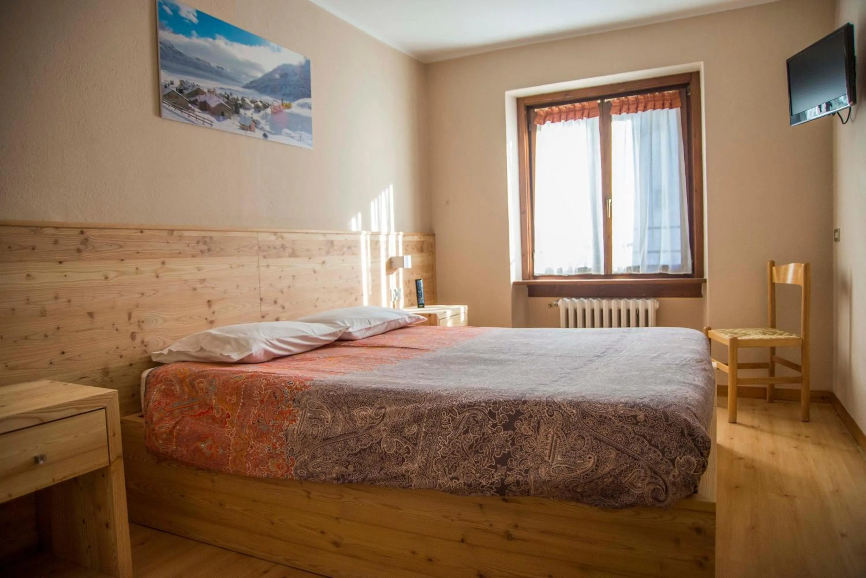 Photo of the whole room, Bed in Albergo K2