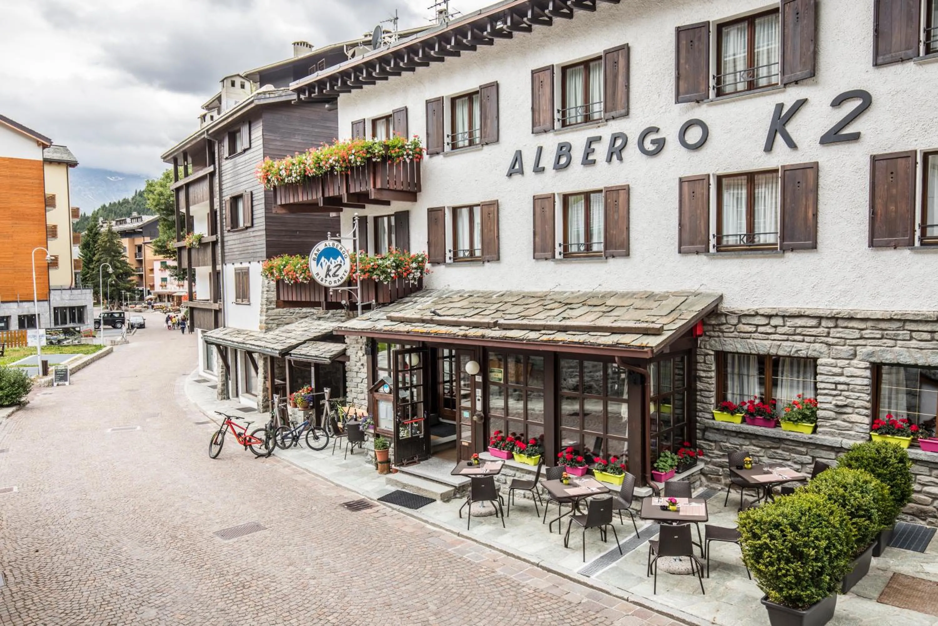 Facade/entrance in Albergo K2