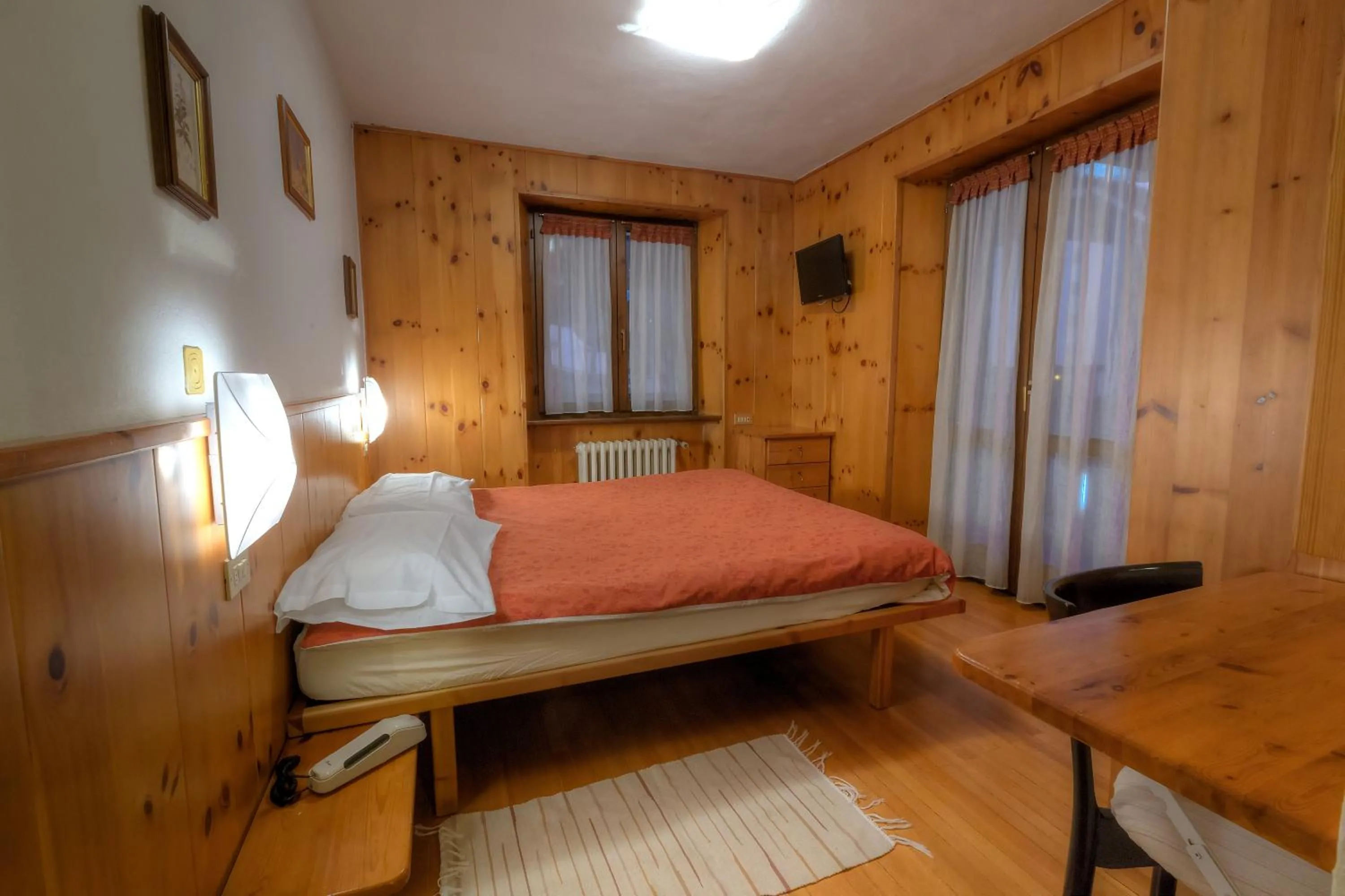Photo of the whole room, Bed in Albergo K2