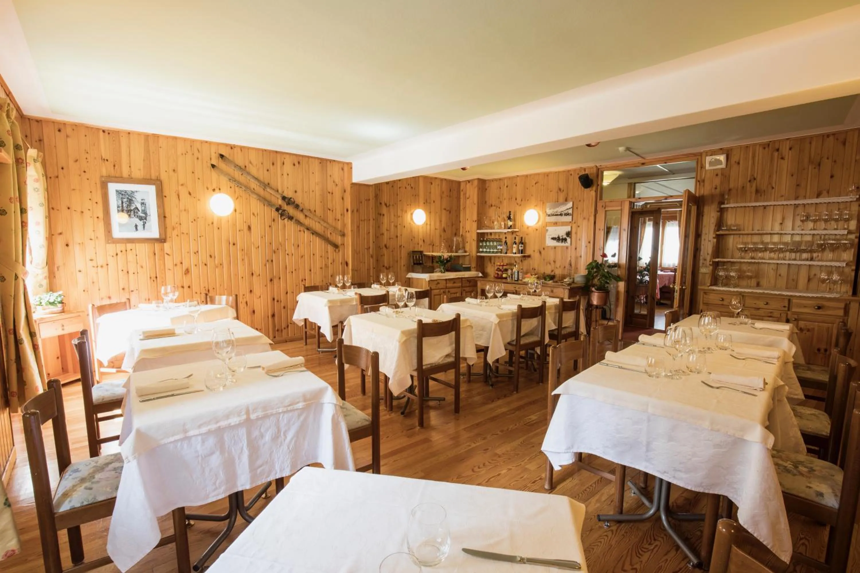 Restaurant/places to eat in Albergo K2