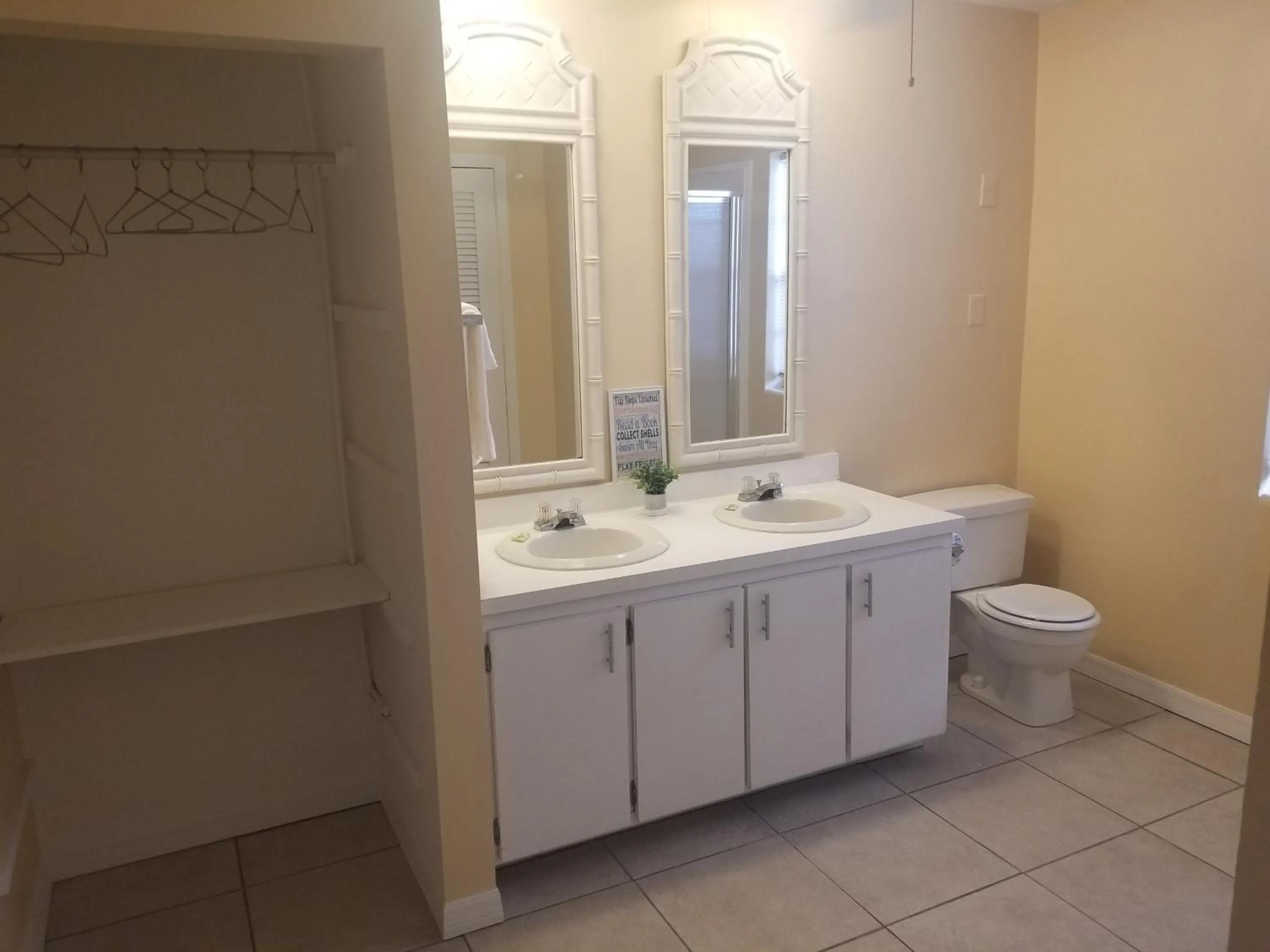 Bathroom in Pennwood Motor Lodge