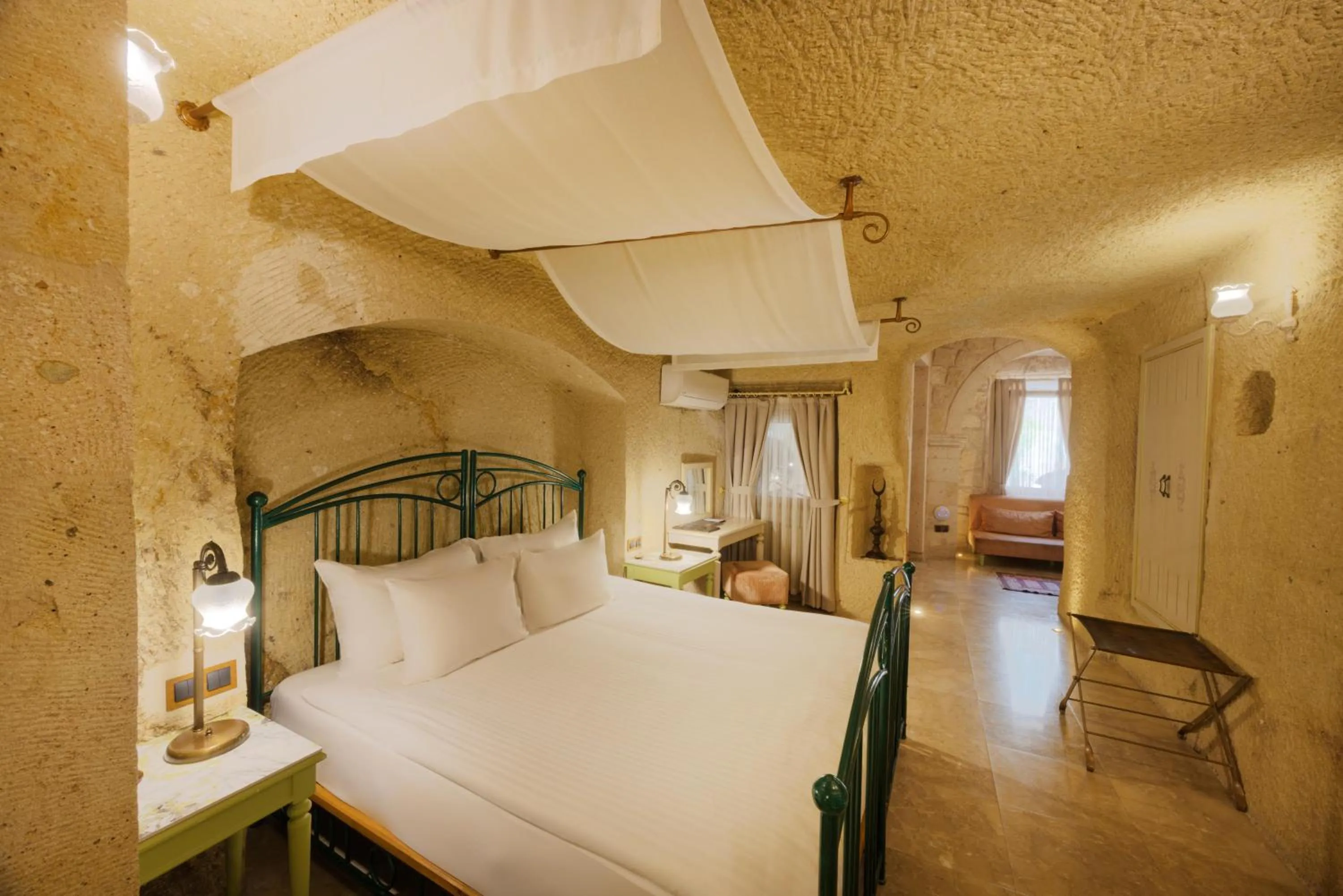 Photo of the whole room, Bed in Tafoni Houses Cave Hotel