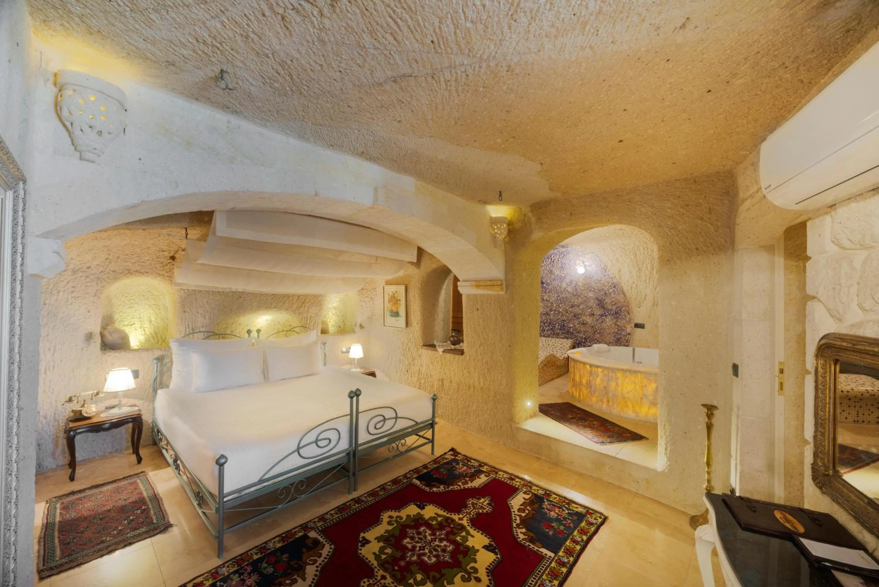 Photo of the whole room, Bed in Tafoni Houses Cave Hotel