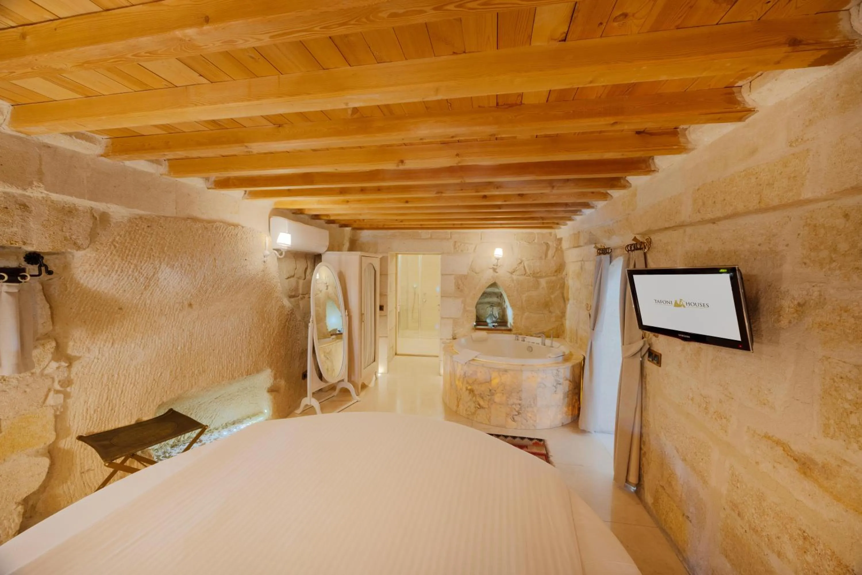 Photo of the whole room, Bed in Tafoni Houses Cave Hotel