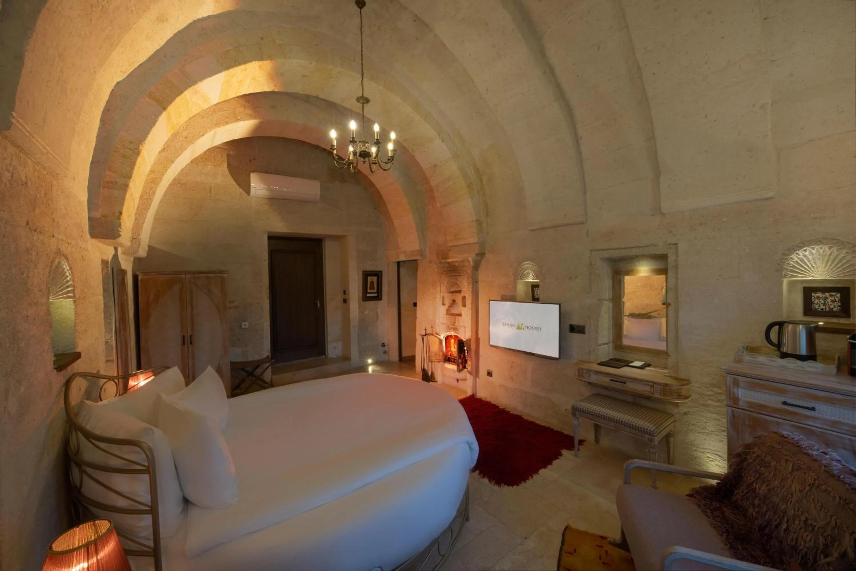 Photo of the whole room, Bed in Tafoni Houses Cave Hotel
