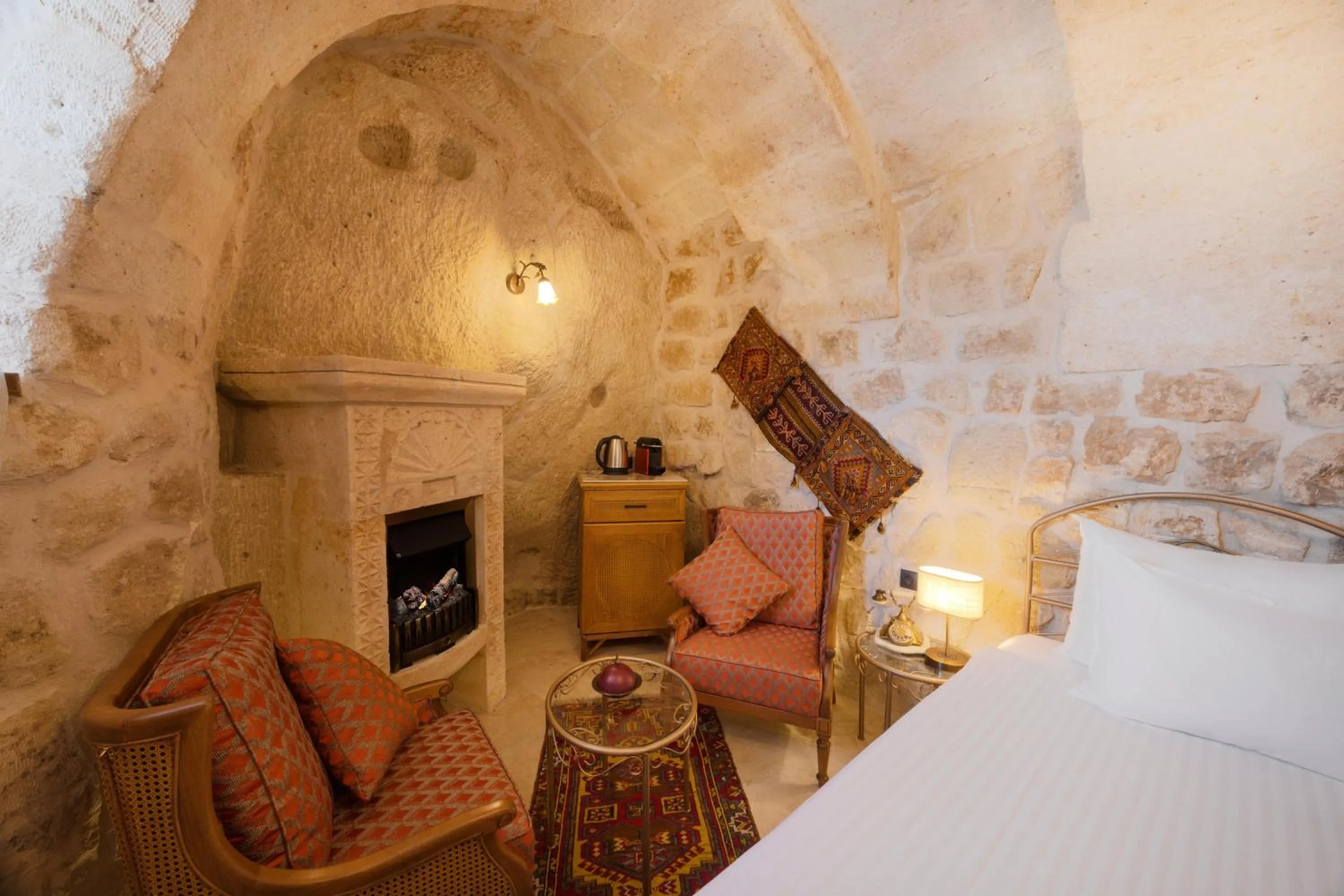 Photo of the whole room, Bed in Tafoni Houses Cave Hotel