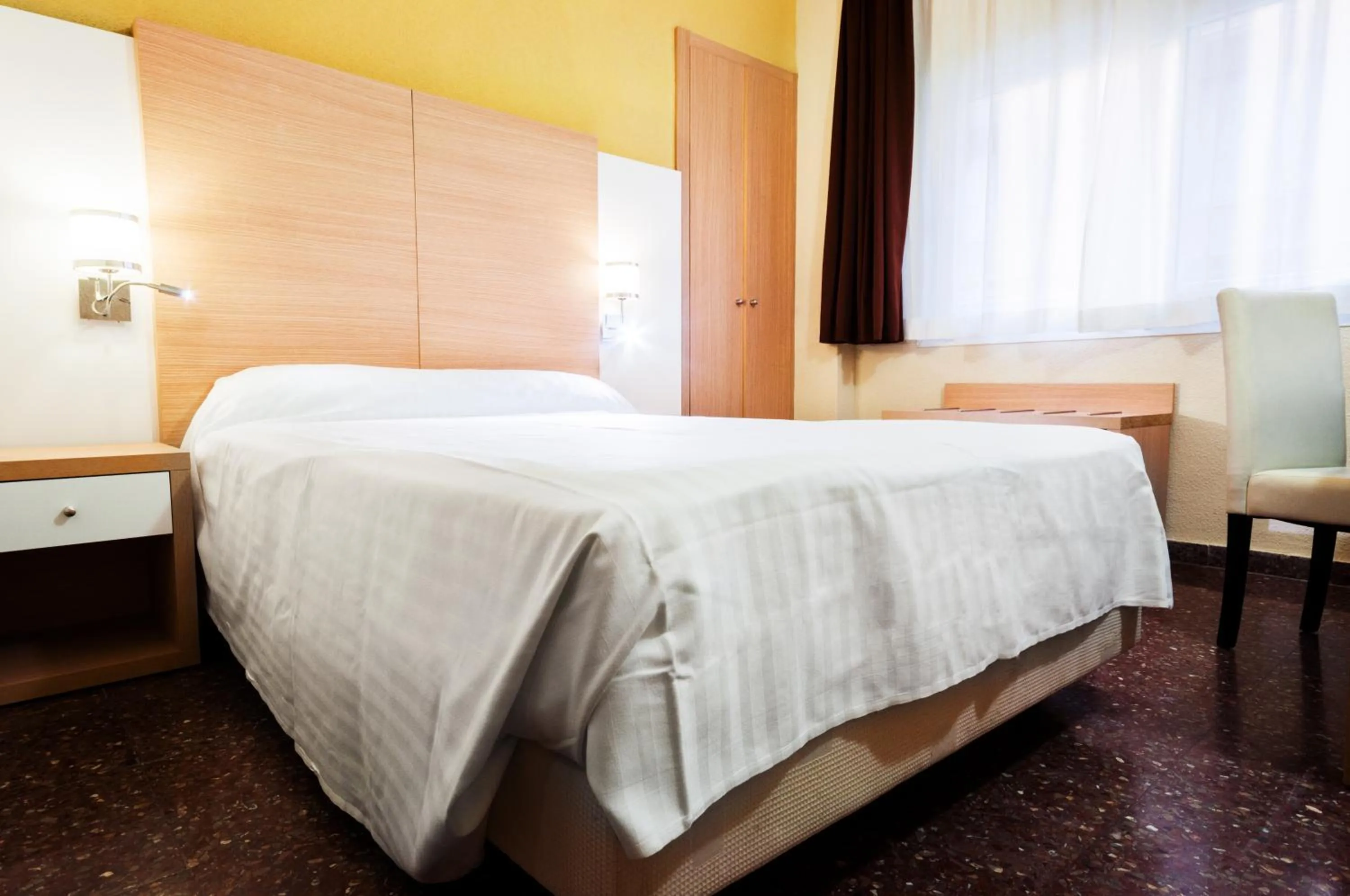 Bedroom, Bed in Hotel Fontana Plaza