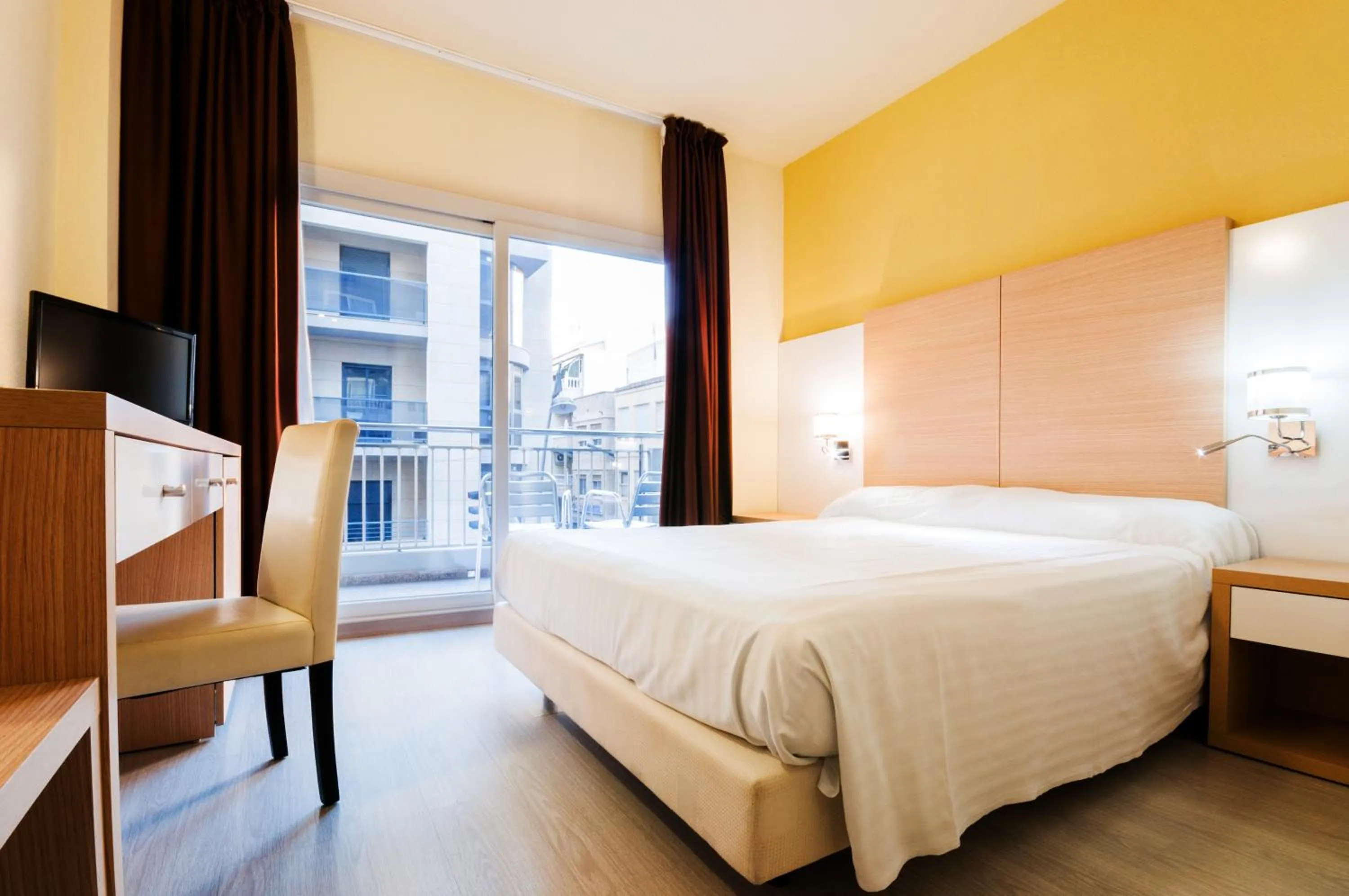 Bedroom, Bed in Hotel Fontana Plaza