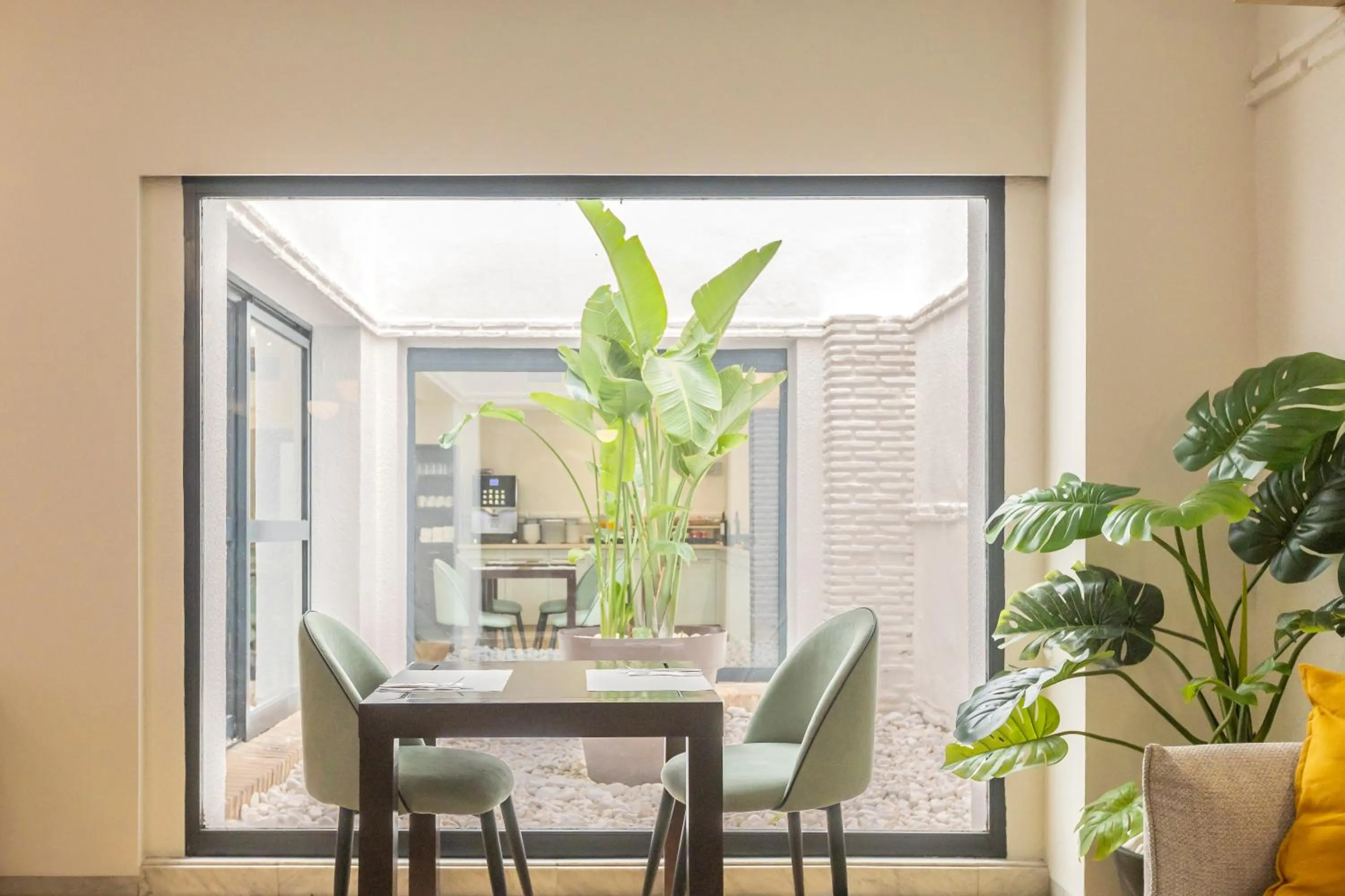 Dining area in Itaca Colón by Soho Boutique