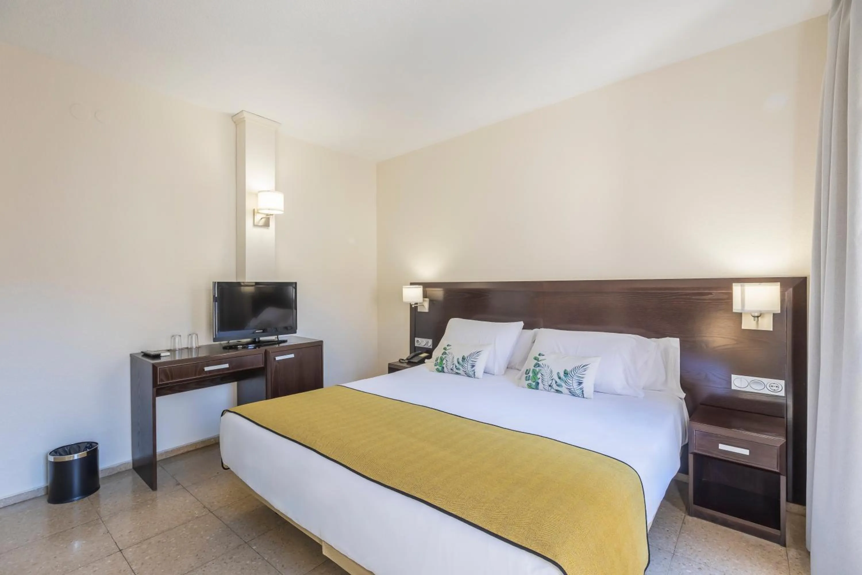 Bedroom, Bed in Itaca Colón by Soho Boutique