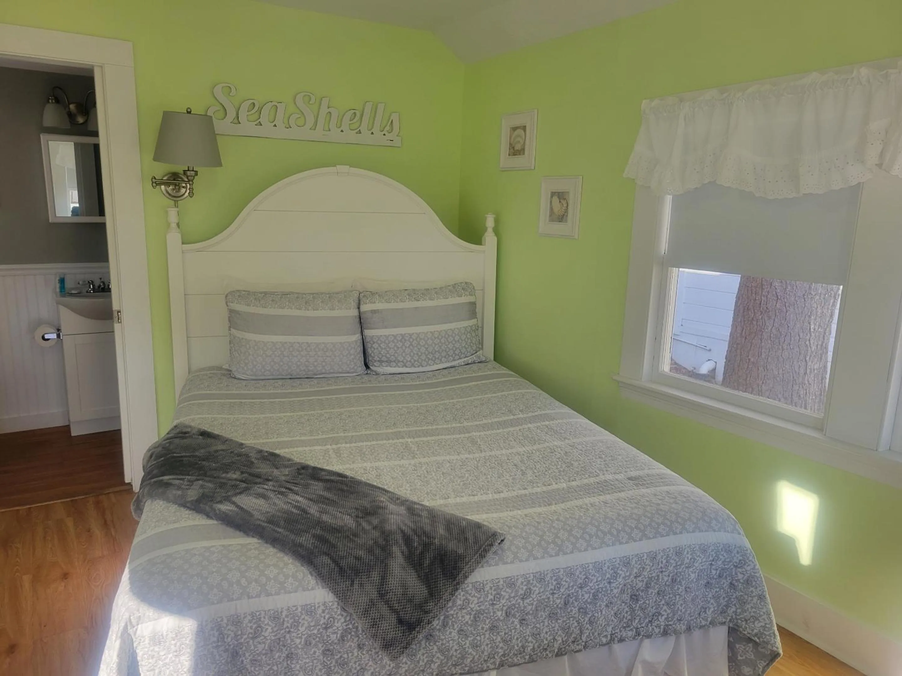 Bedroom, Bed in 2 River Road Inn Cottages