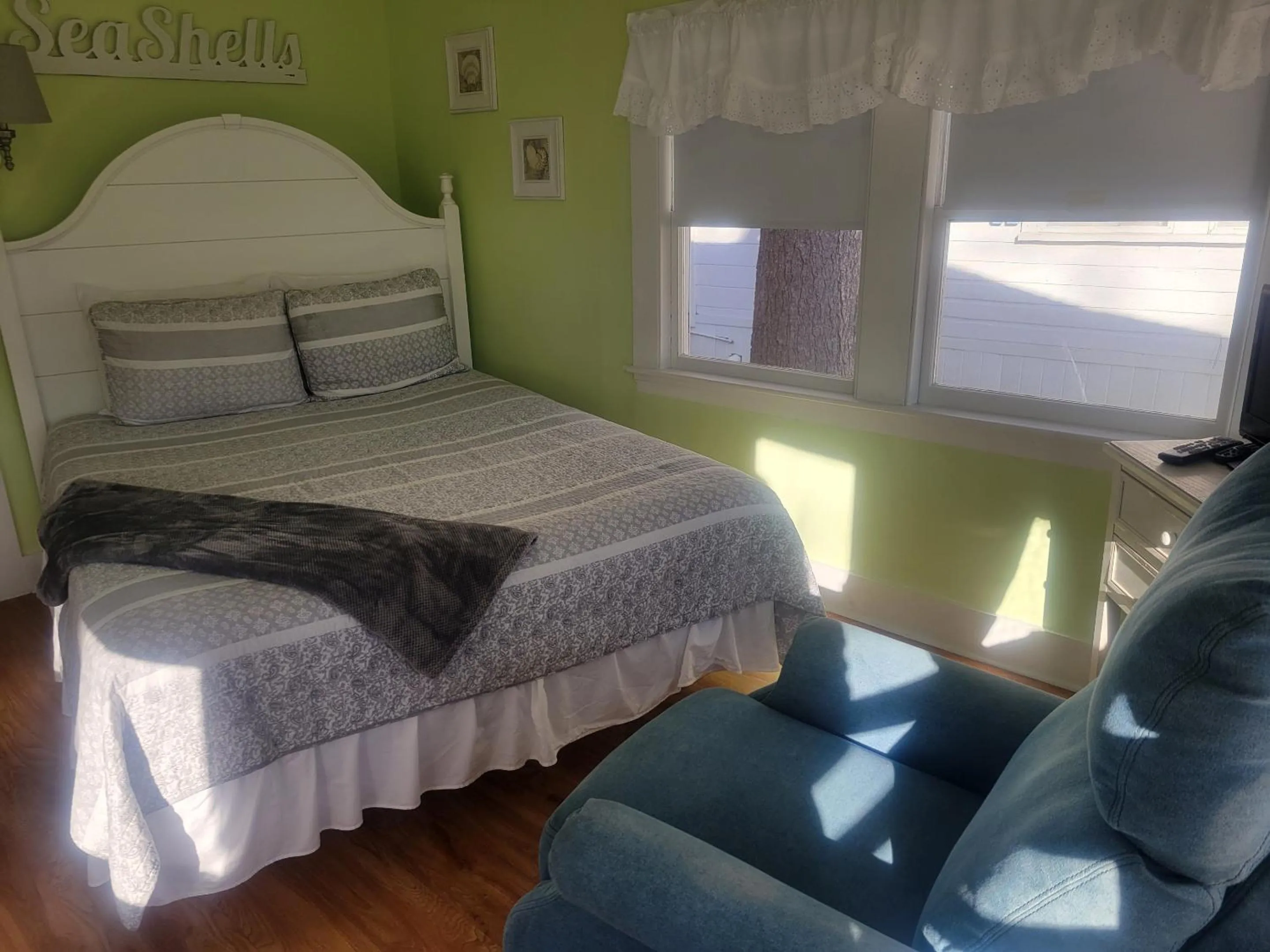 Bedroom, Bed in 2 River Road Inn Cottages