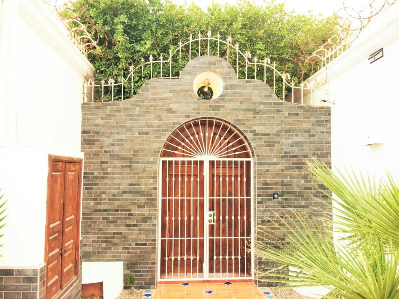 Facade/entrance in Casita de Maria by Kivoya
