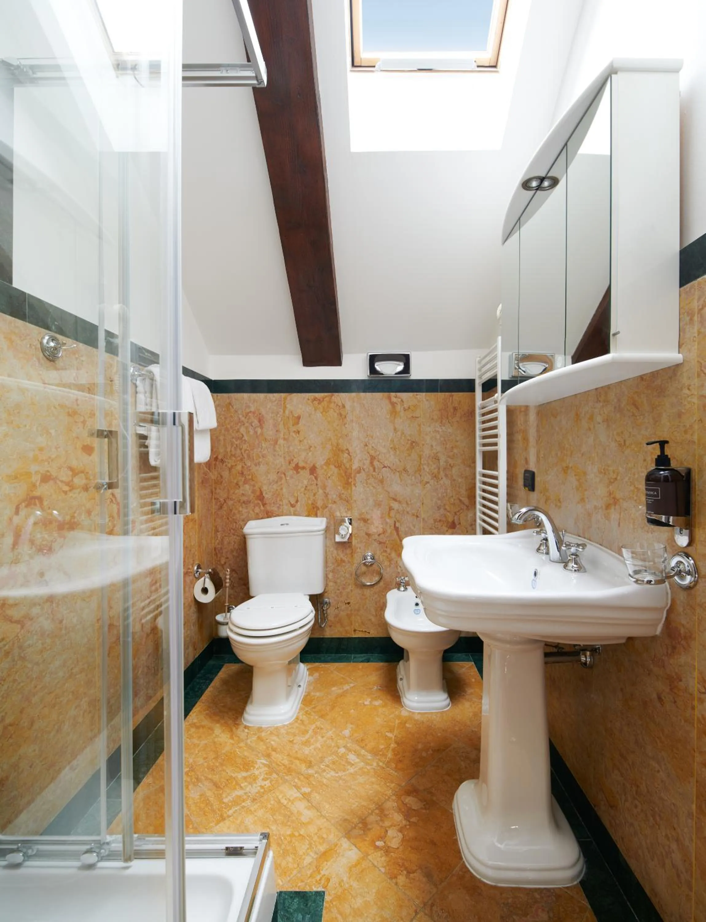 Shower in Charles Bridge Palace