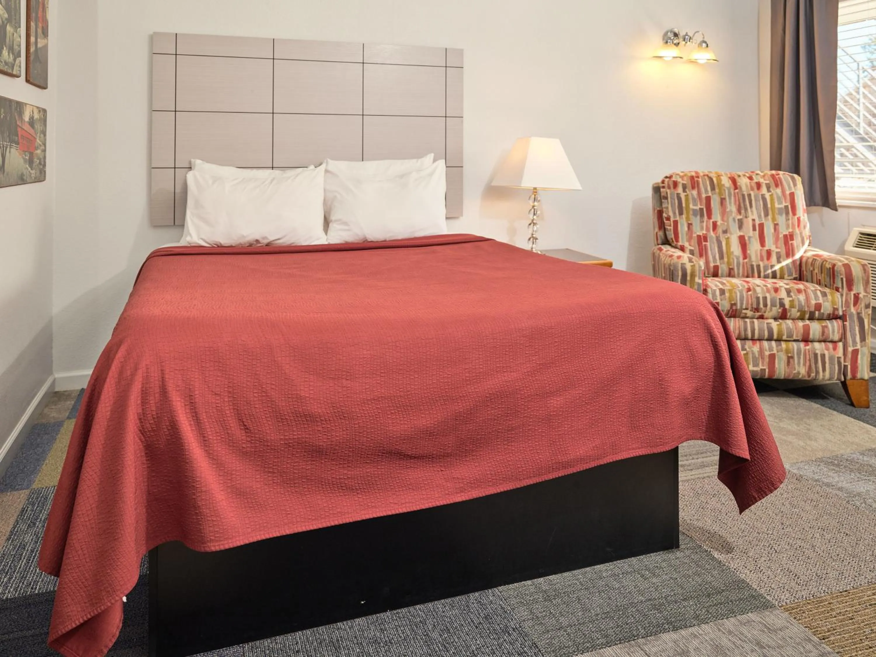 Bedroom, Bed in The Oakwood Inn