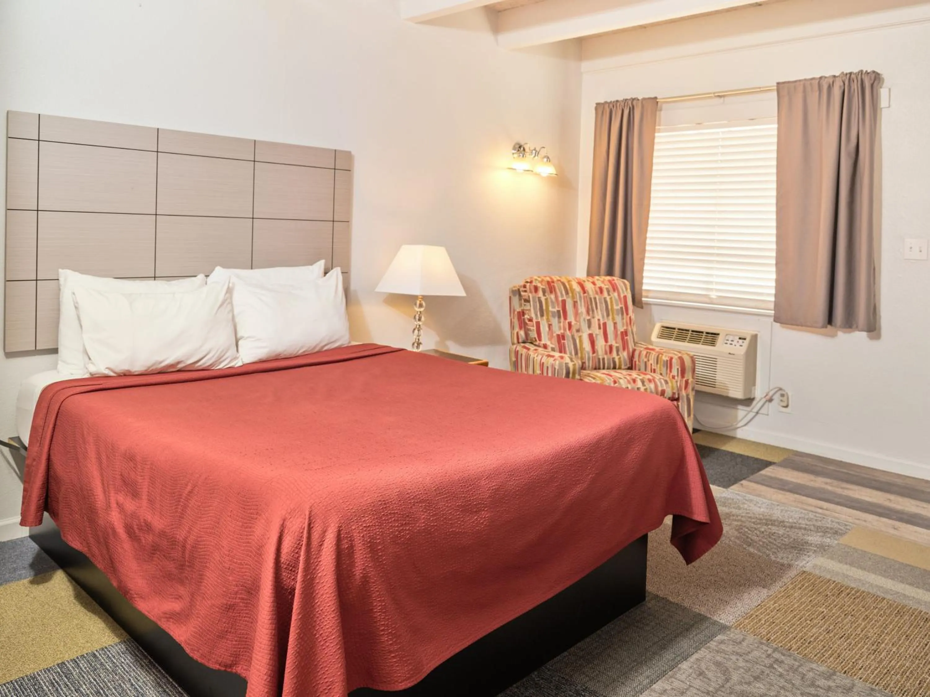 Bedroom, Bed in The Oakwood Inn