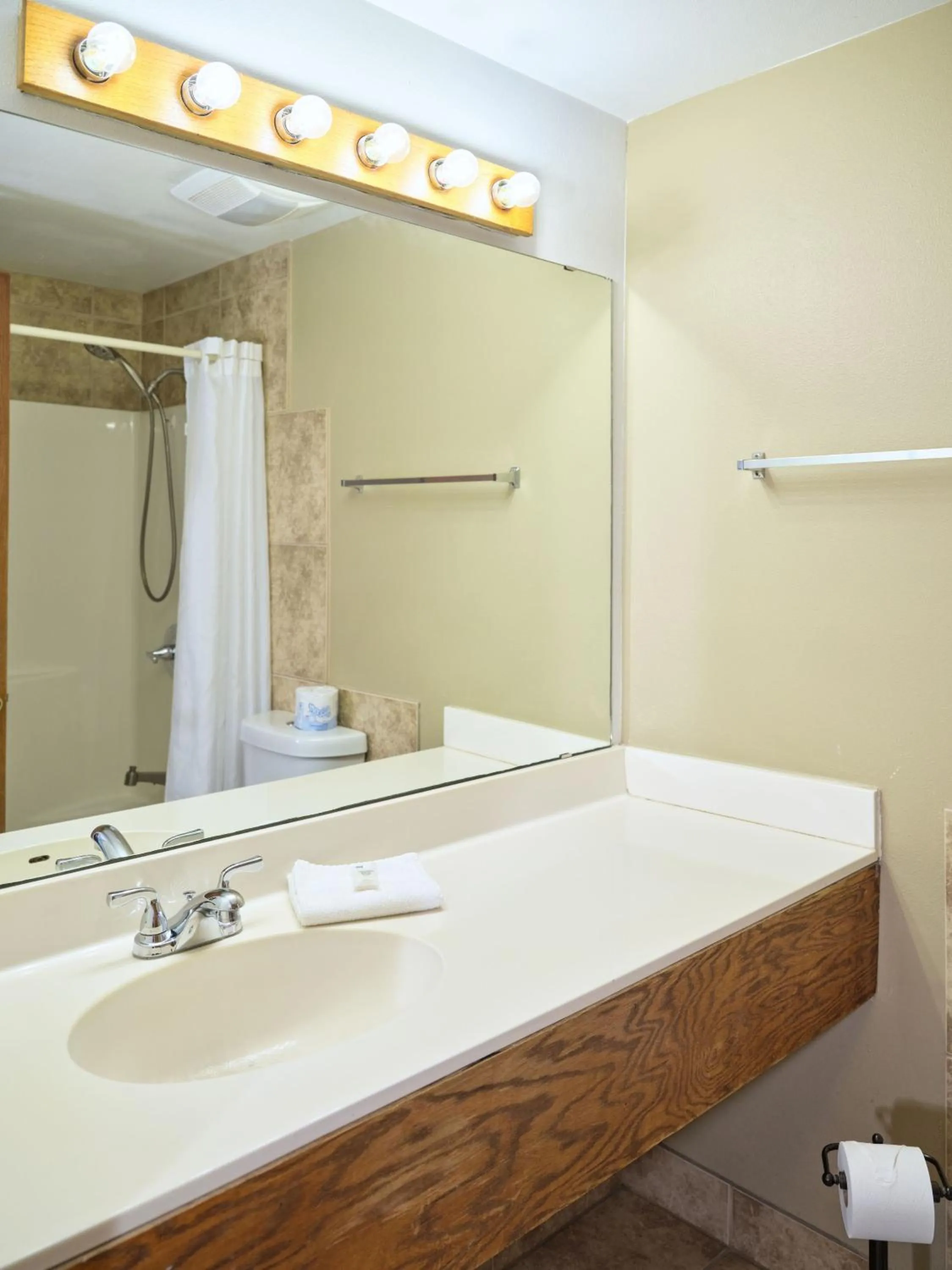 Bathroom in The Oakwood Inn