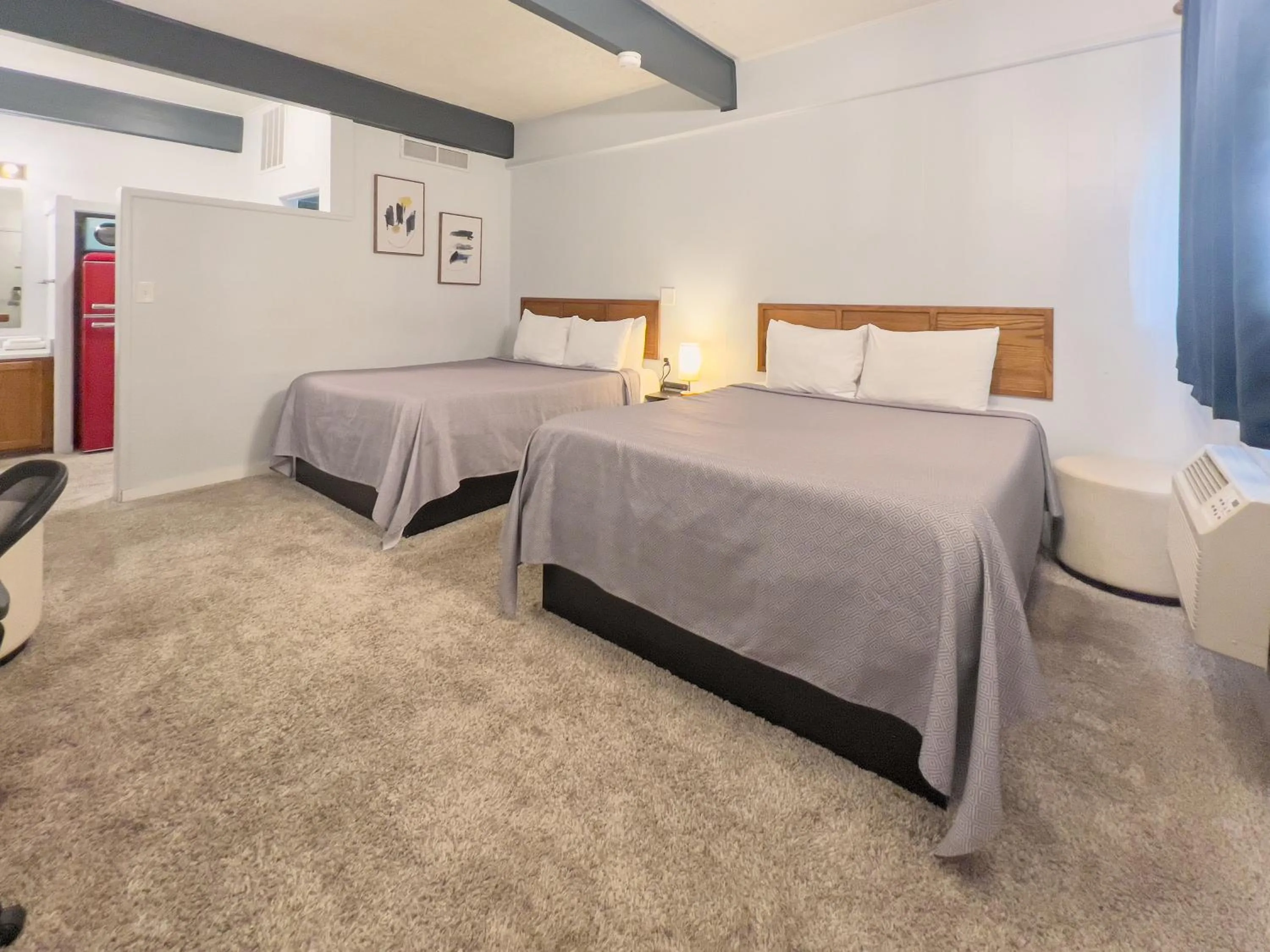 Bedroom, Bed in The Oakwood Inn