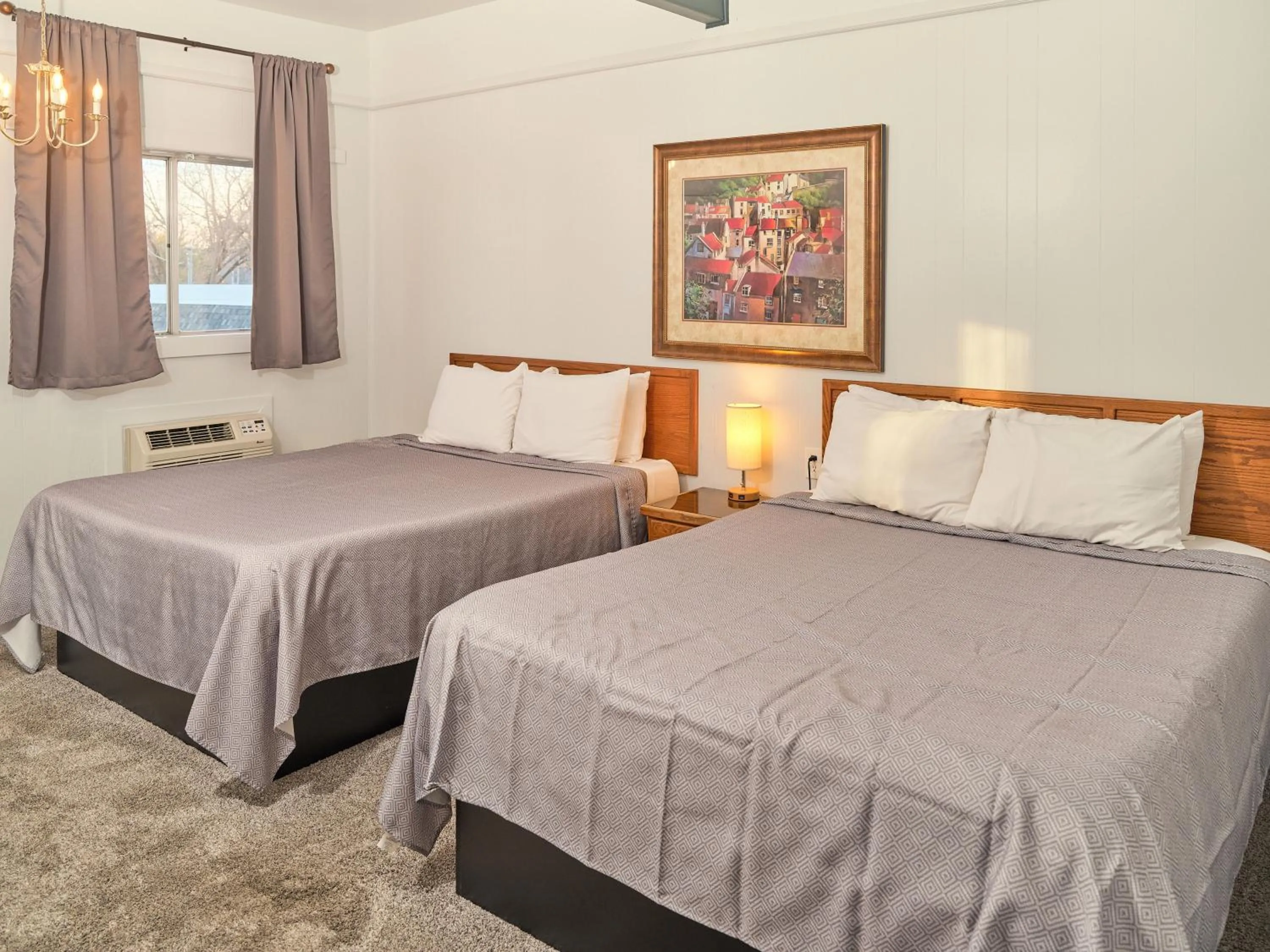 Bedroom, Bed in The Oakwood Inn