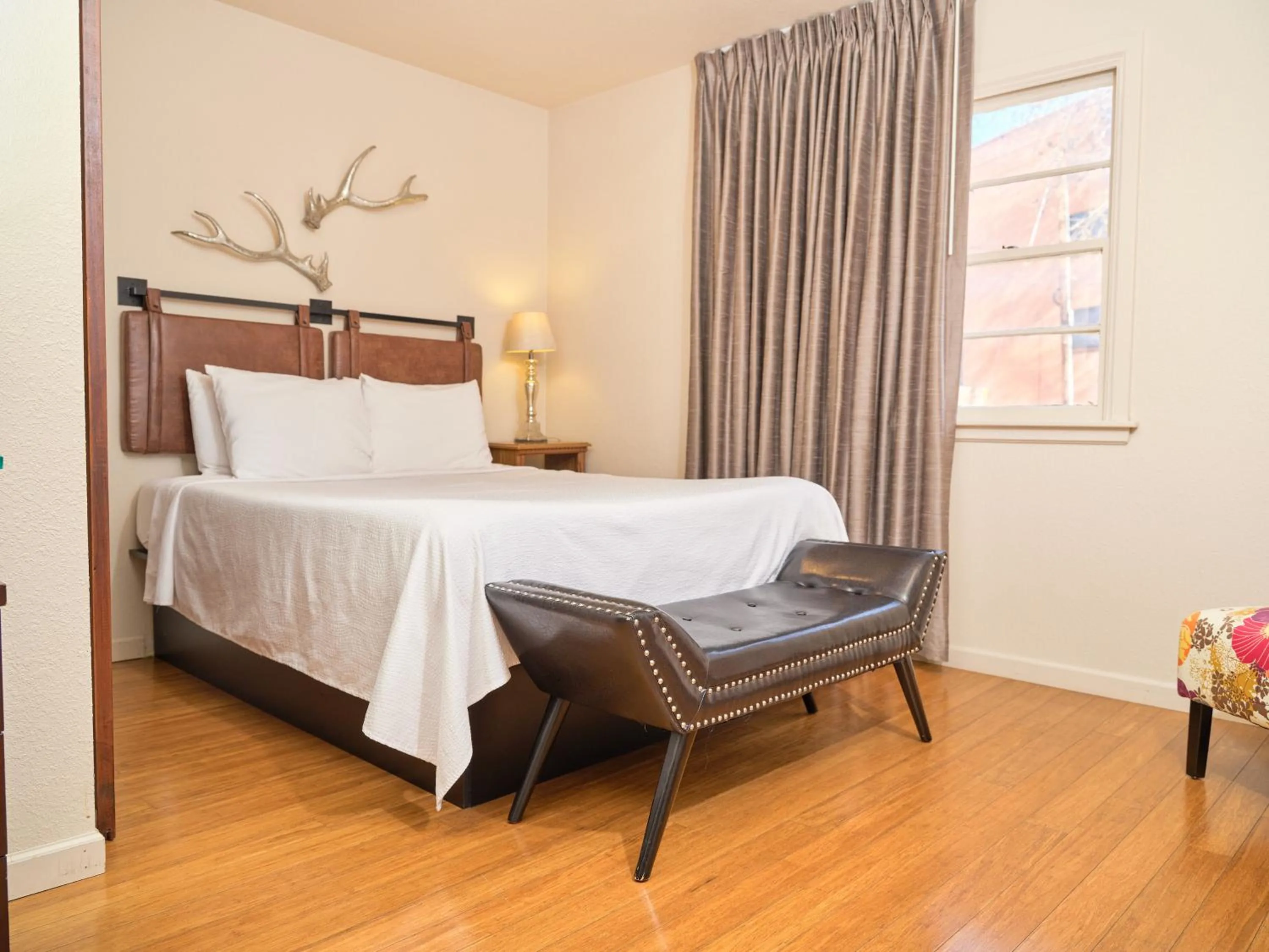 Bedroom, Bed in The Crest Motel