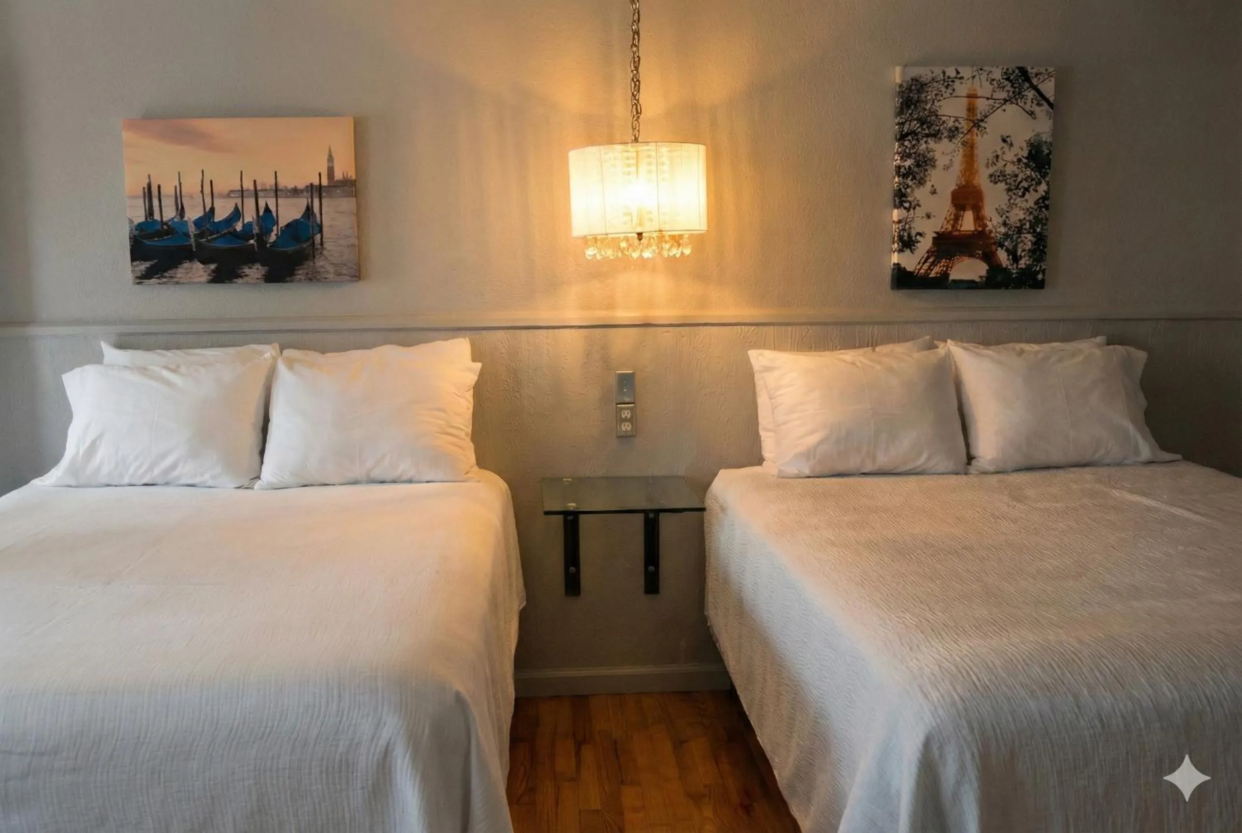 Bedroom, Bed in The Crest Motel