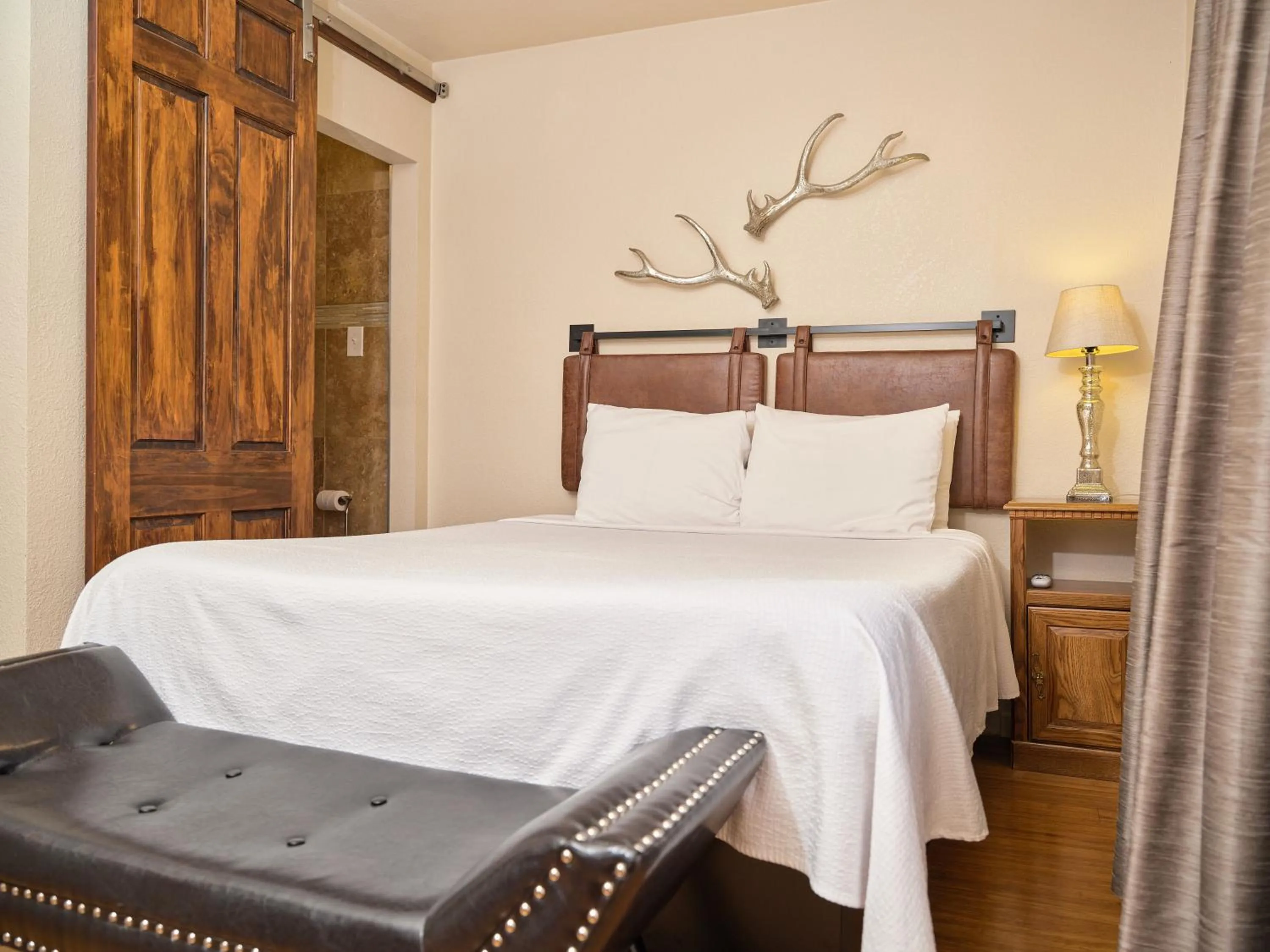 Bedroom, Bed in The Crest Motel