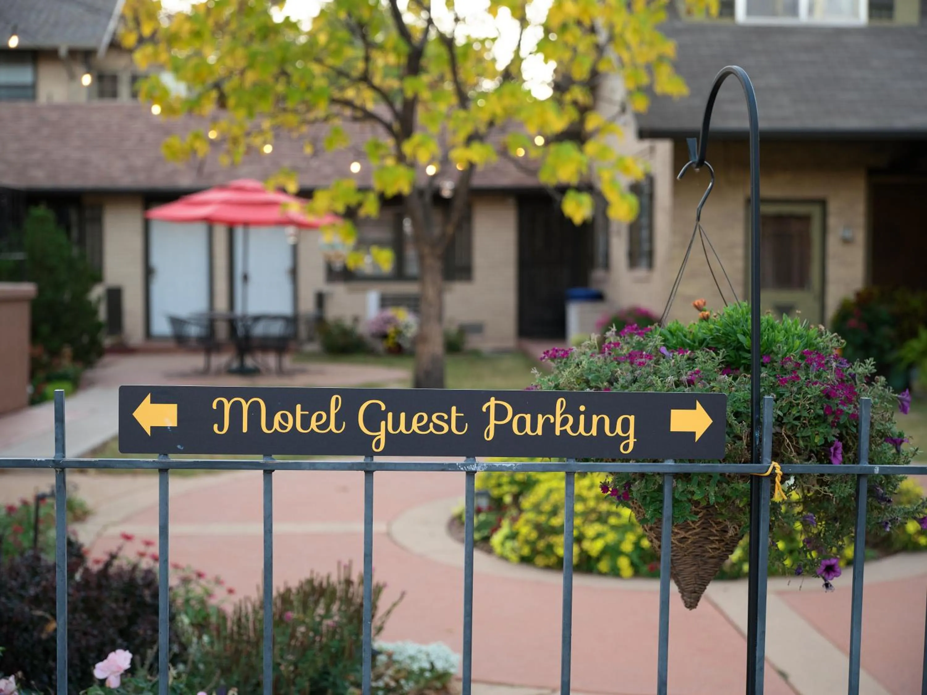 Facade/entrance in The Crest Motel