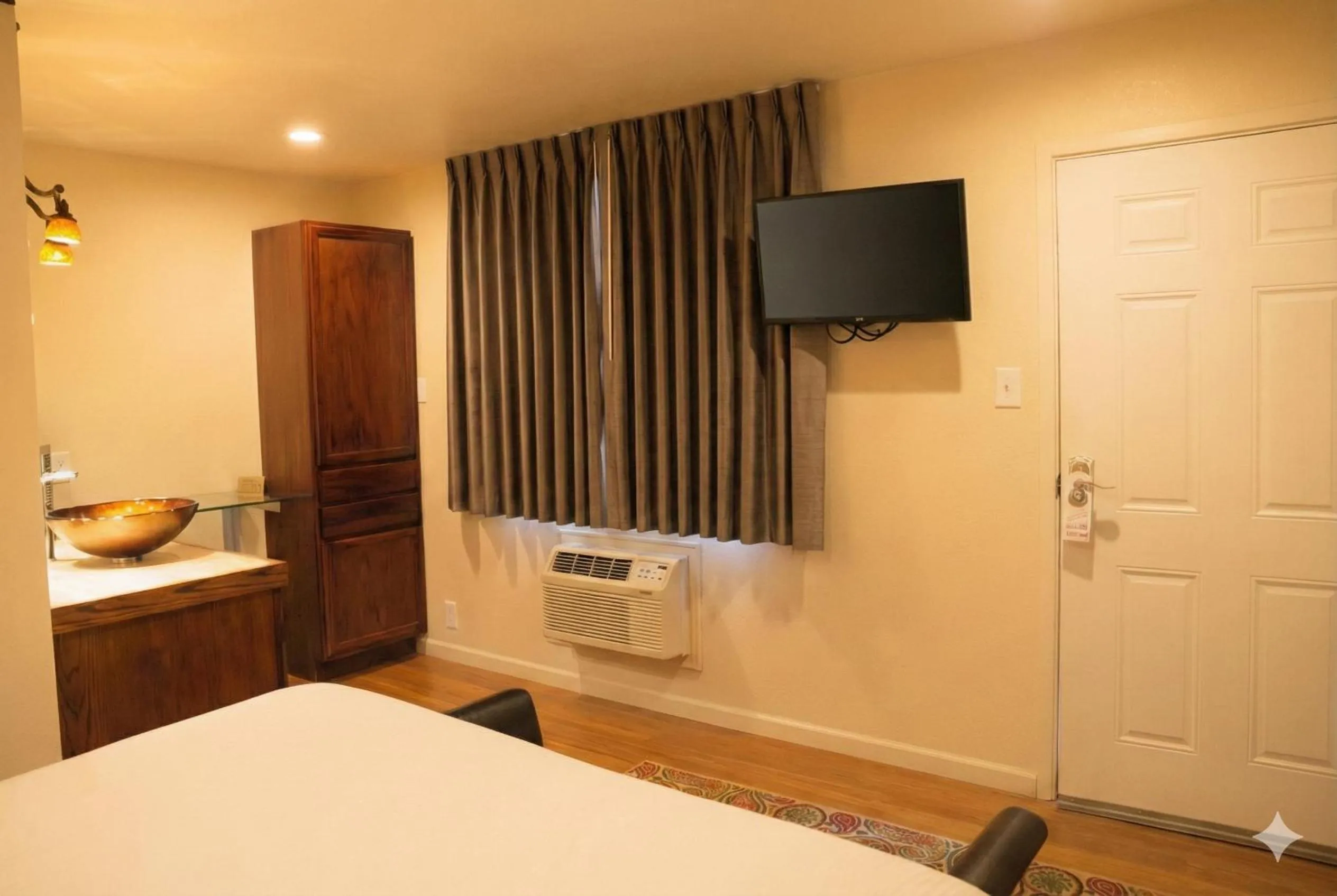 Bedroom, Bed in The Crest Motel