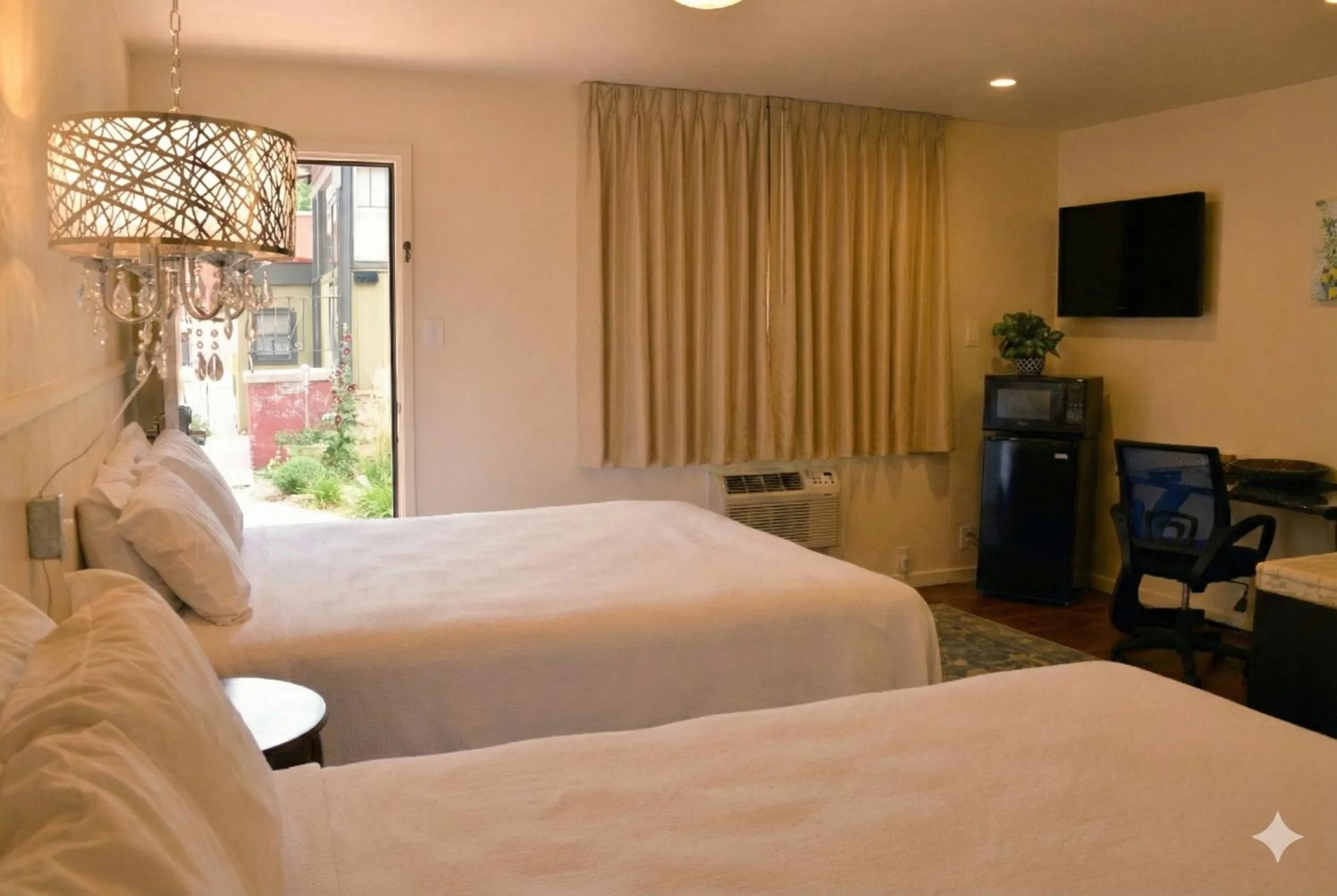 Bedroom, Bed in The Crest Motel