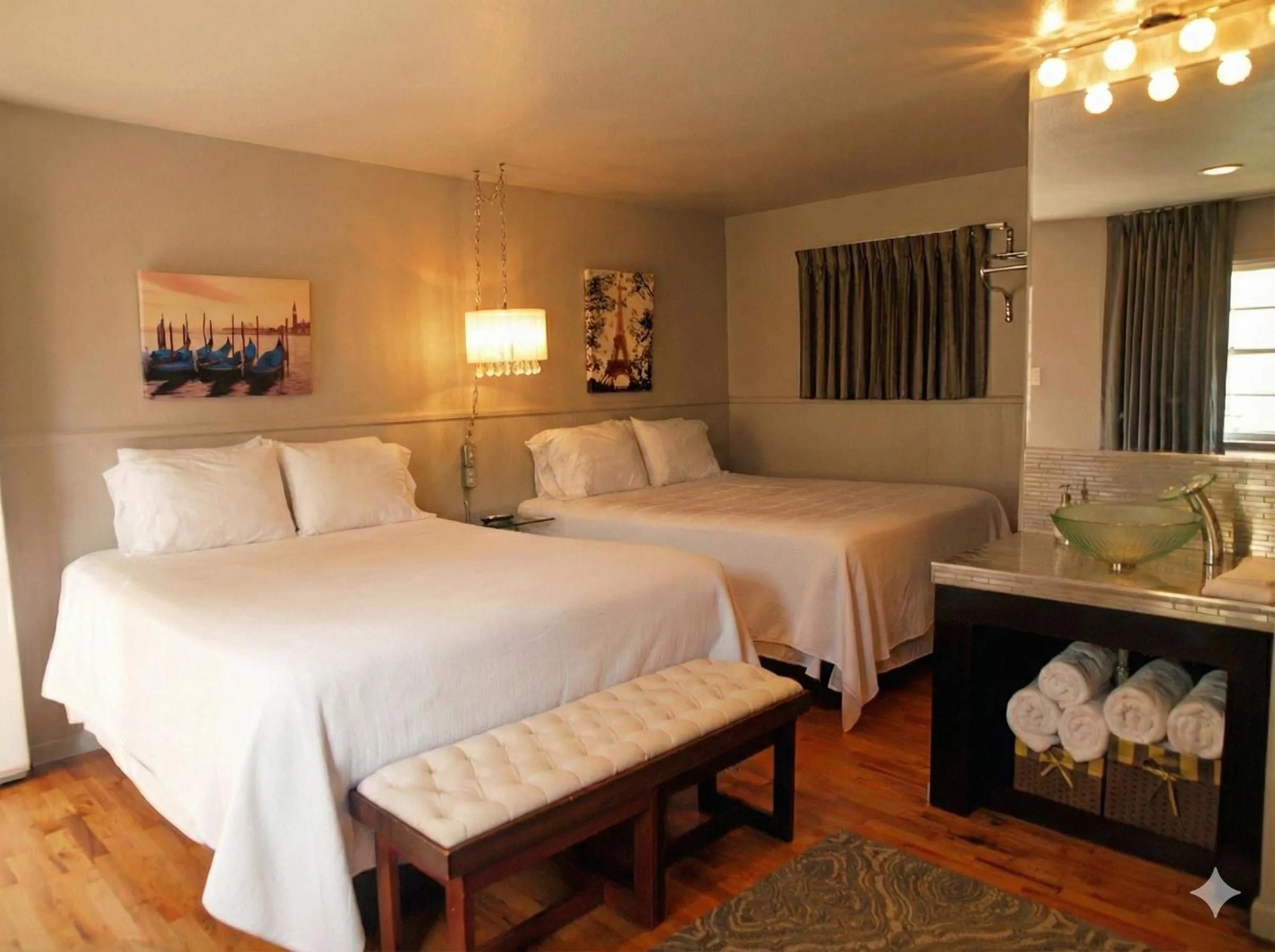 Bedroom, Bed in The Crest Motel