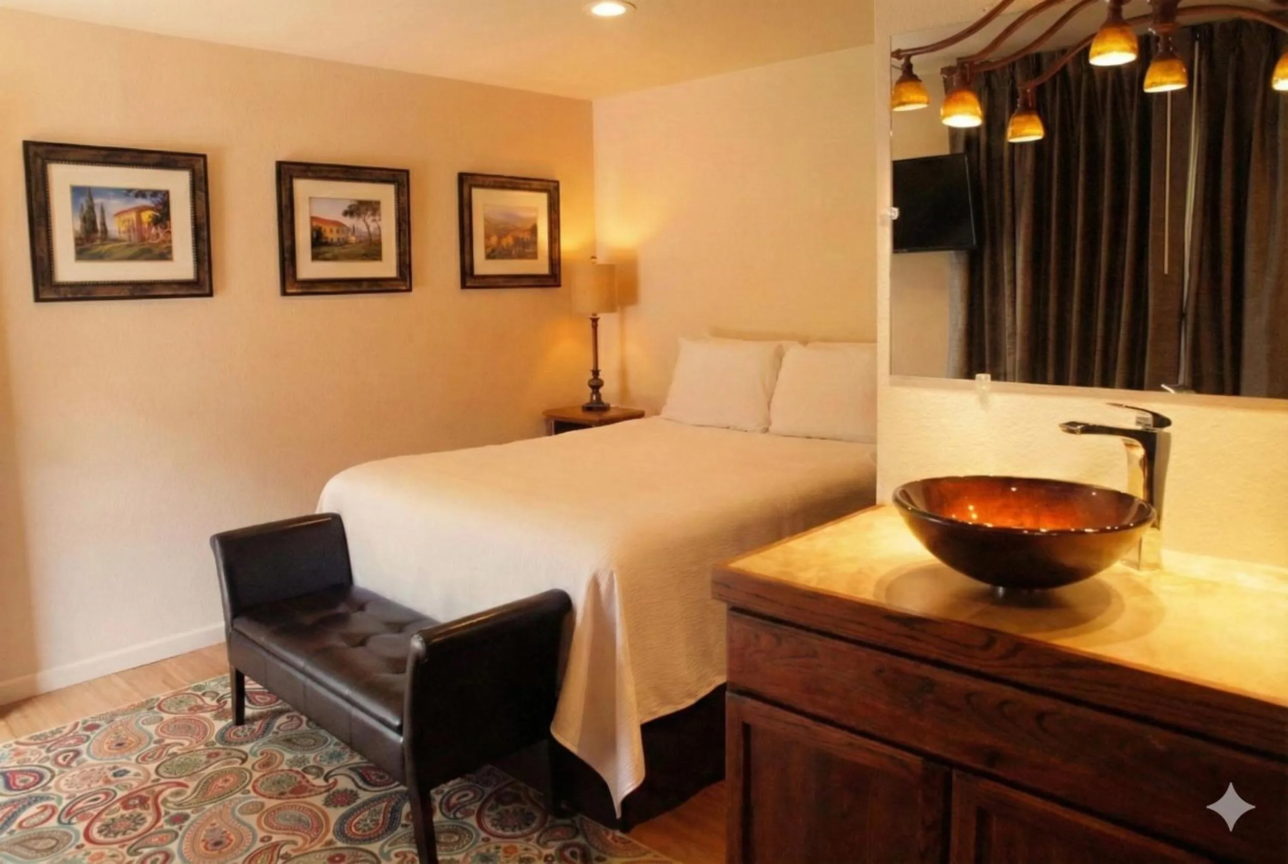 Bedroom, Bed in The Crest Motel