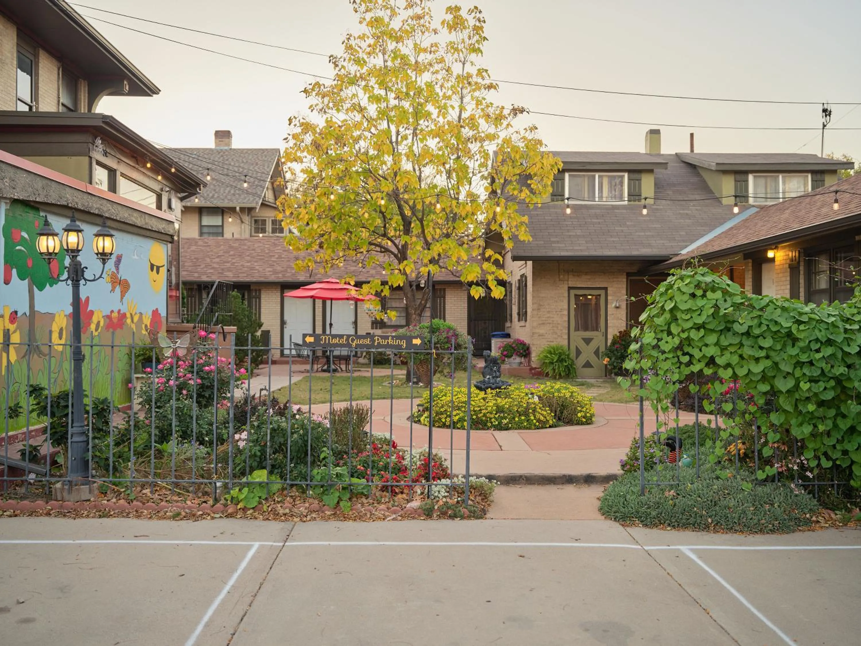 Facade/entrance in The Crest Motel