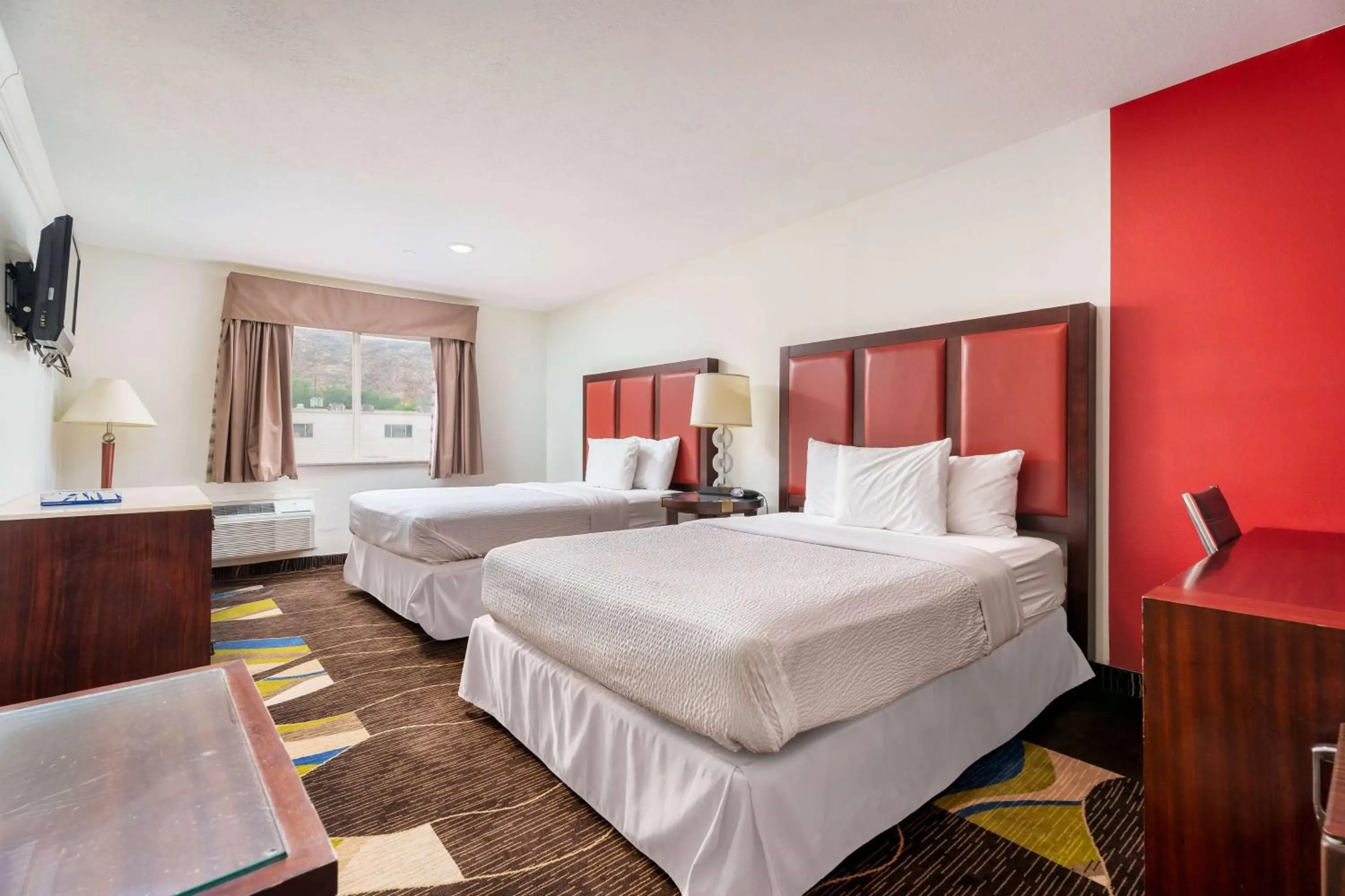 Photo of the whole room, Bed in Ramada by Wyndham La Verkin Zion National Park