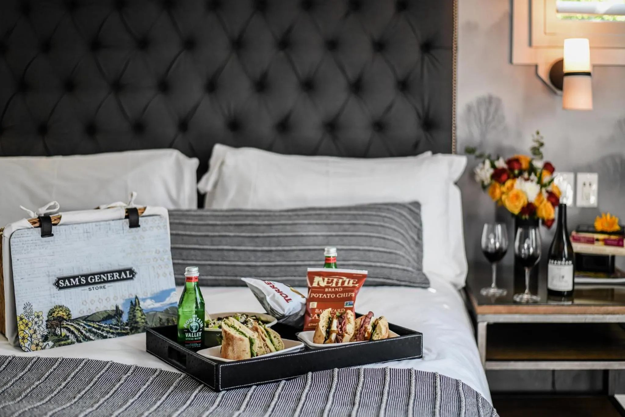 Food and drinks, Bed in Brannan Cottage Inn