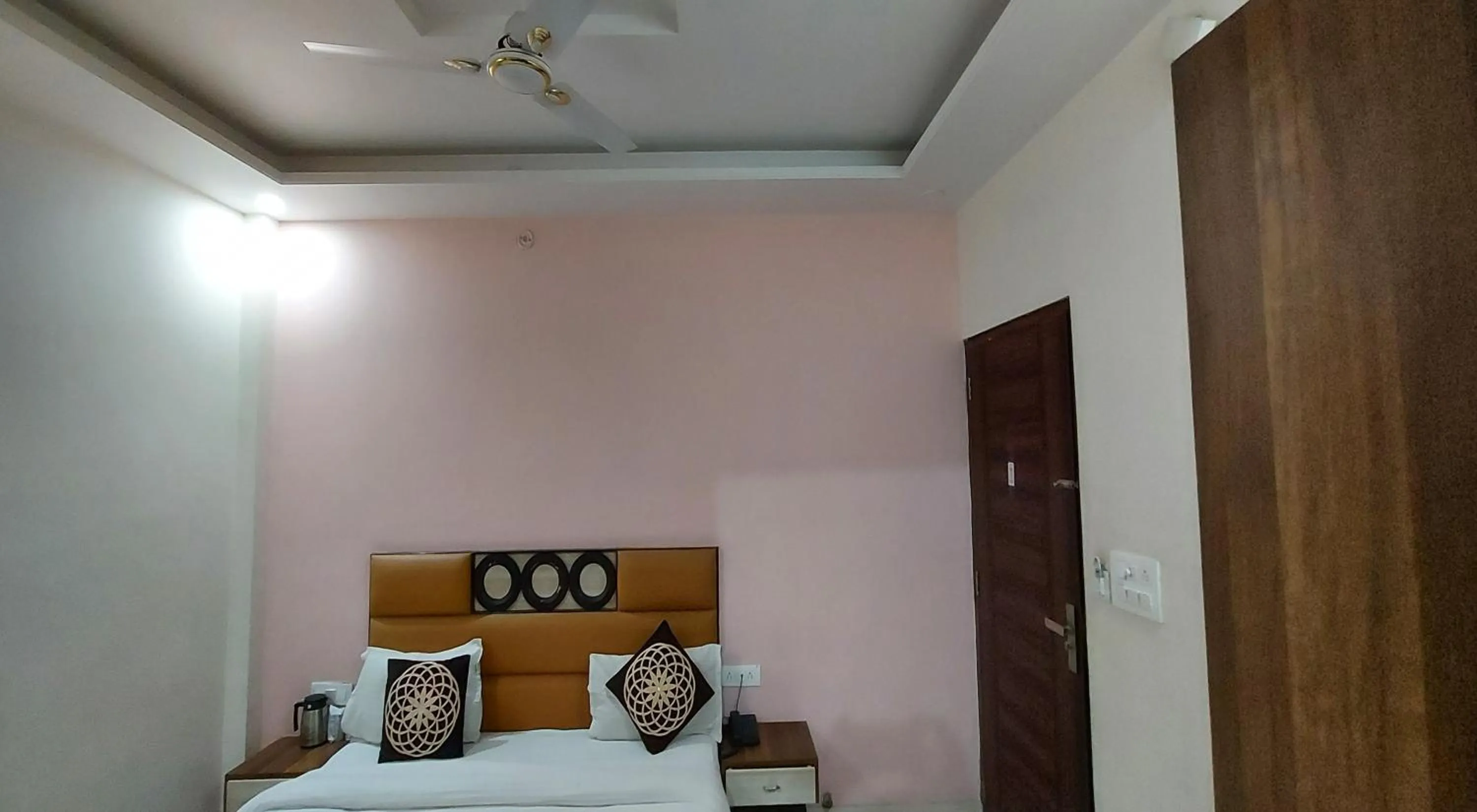 Photo of the whole room, Bed in Hotel Reeve Inn