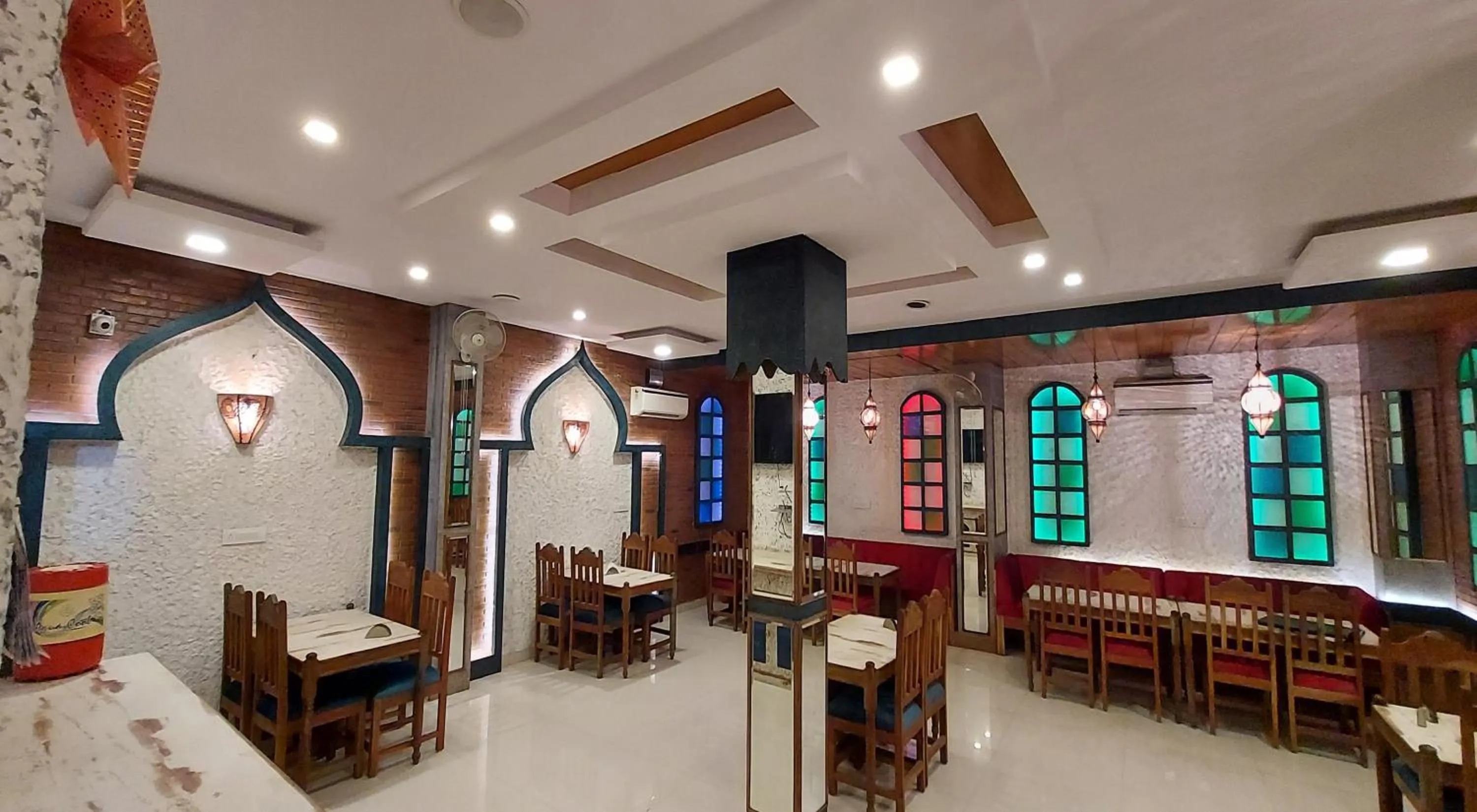 Restaurant/places to eat in Hotel Reeve Inn