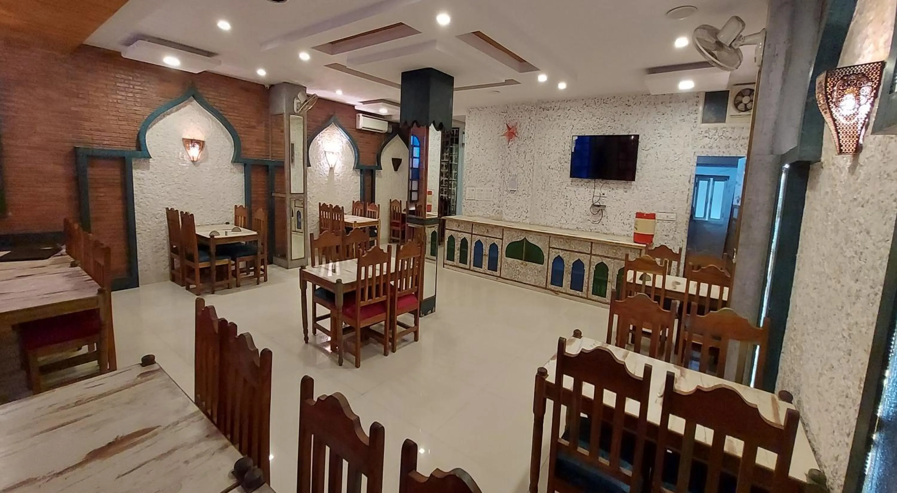 Restaurant/places to eat in Hotel Reeve Inn