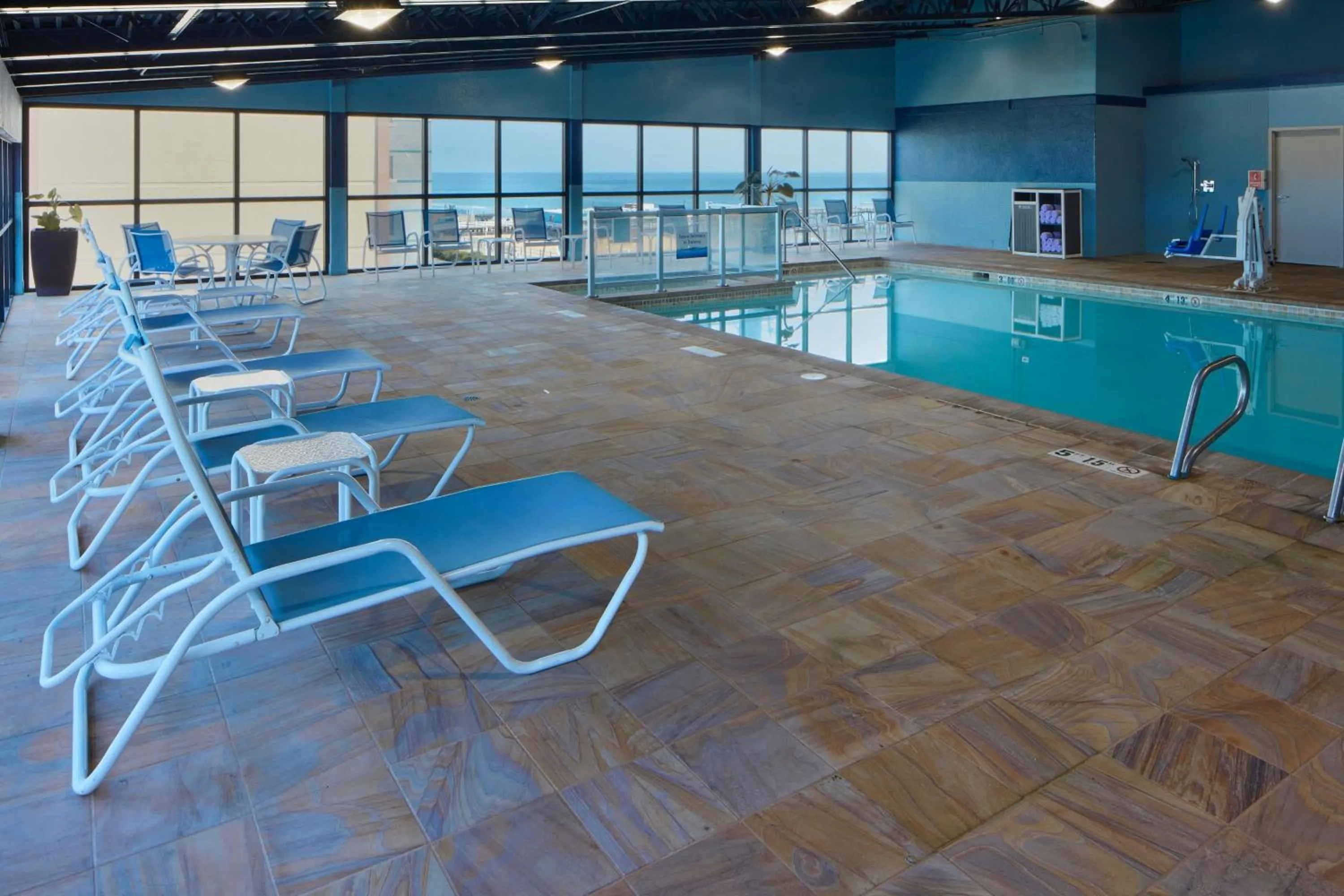 Swimming pool in Four Points by Sheraton Virginia Beach Oceanfront