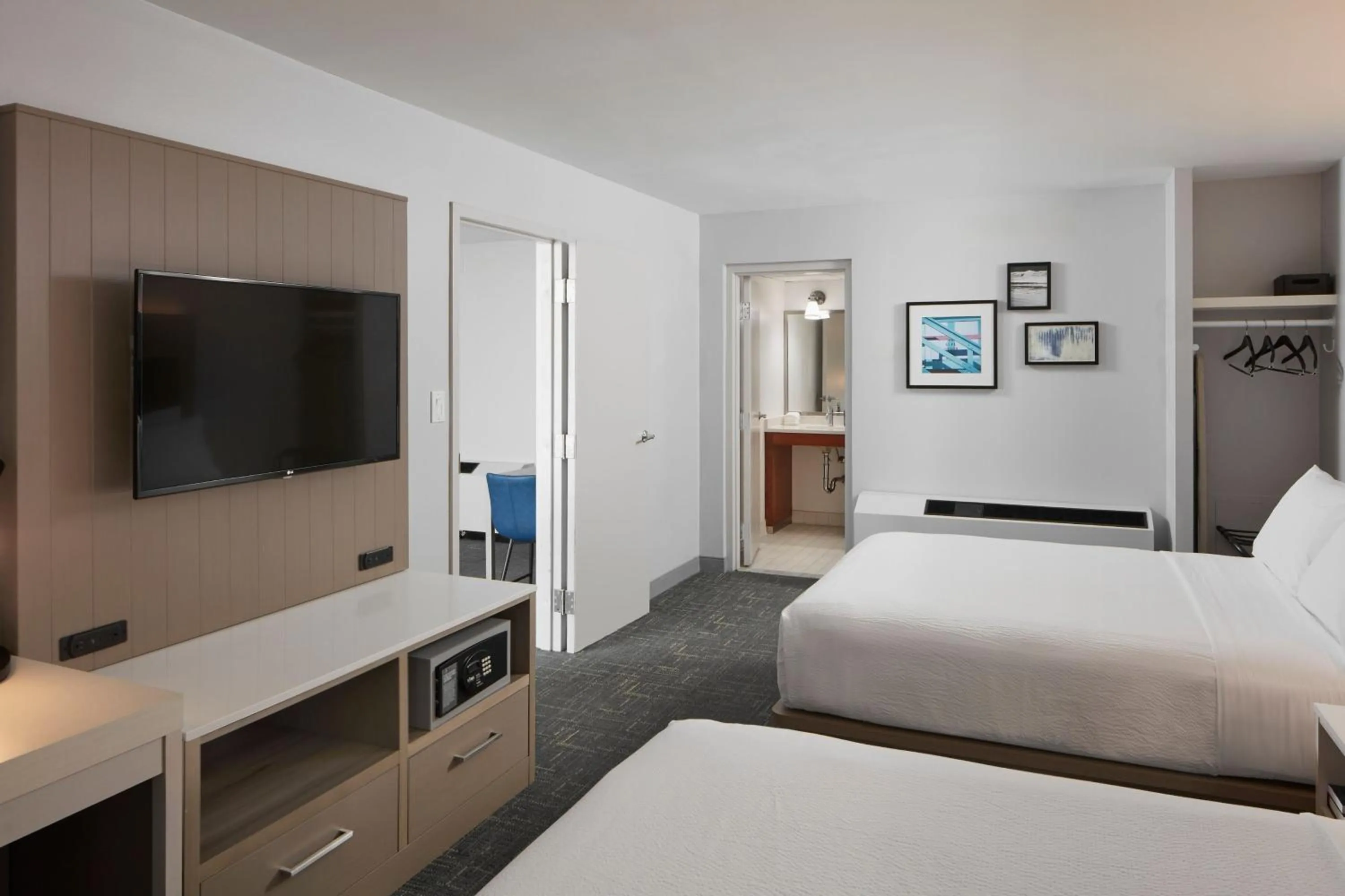 Photo of the whole room, Bed in Four Points by Sheraton Virginia Beach Oceanfront